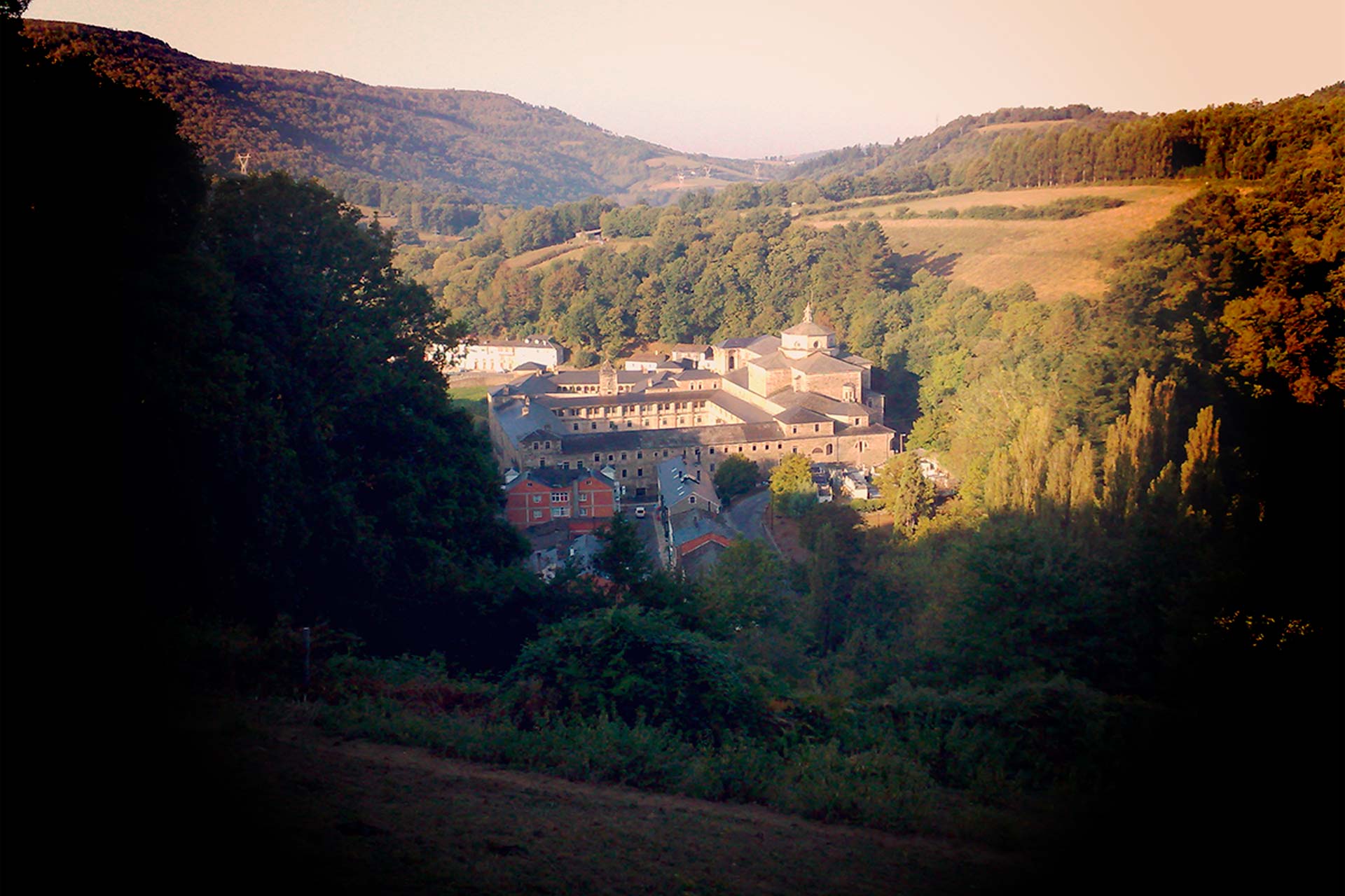 Mächtig gewaltig schaut die Klosteranlage schon von weitem aus. Steht man erst einmal davor, ist man sprachlos.