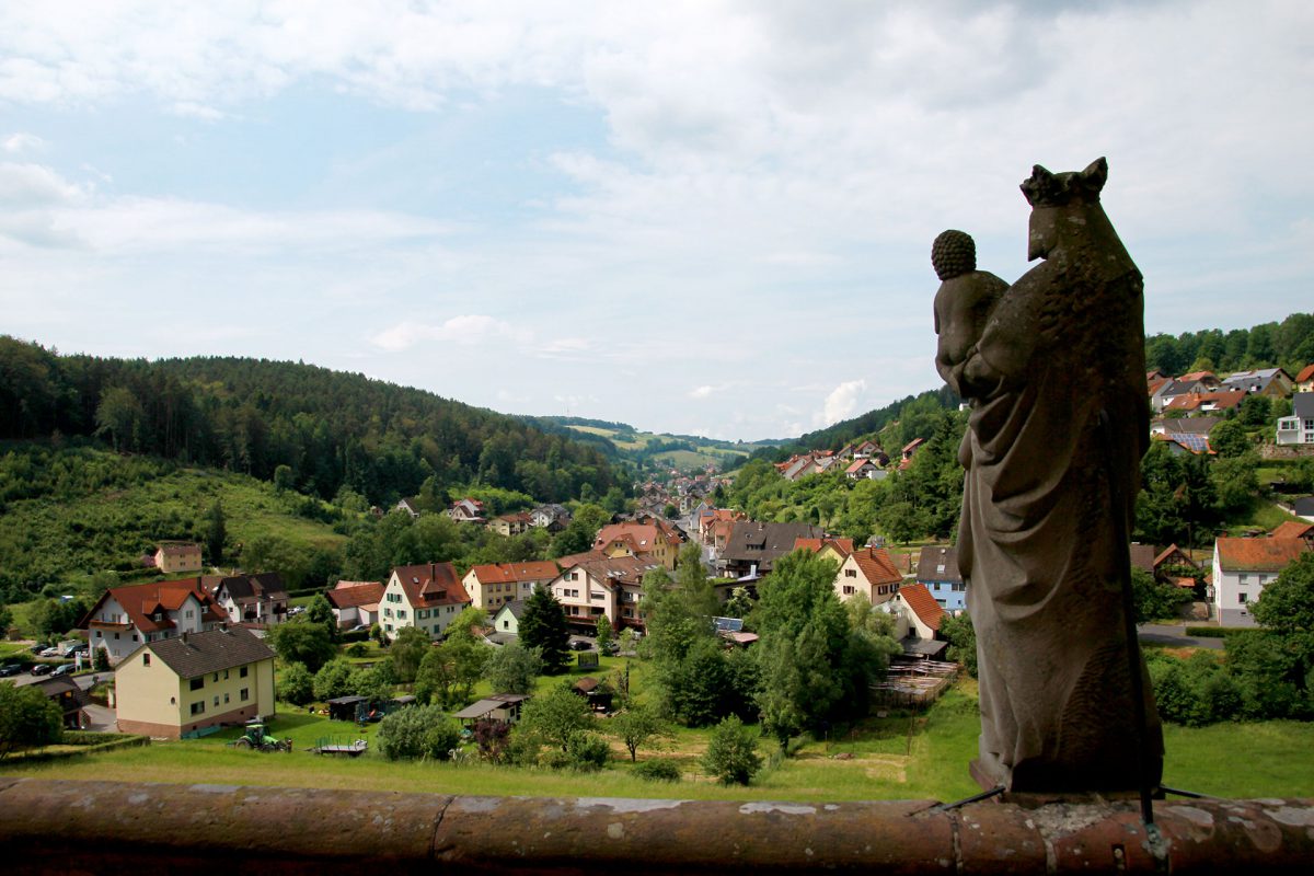 Blick von der Gruftkapelle auf Mespelbrunn