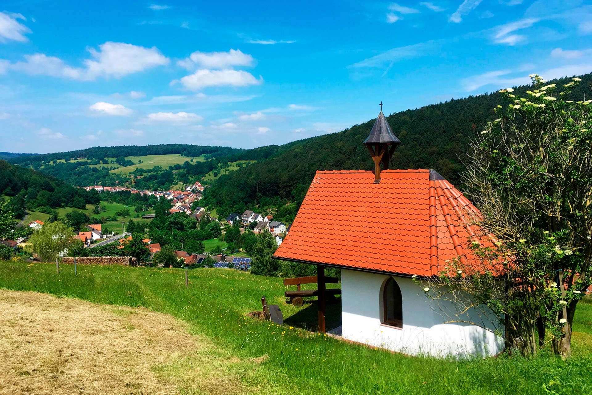 Schattenspender und Rastort in einem: kleine Kapellen am Wegesrand gibt es häufig.