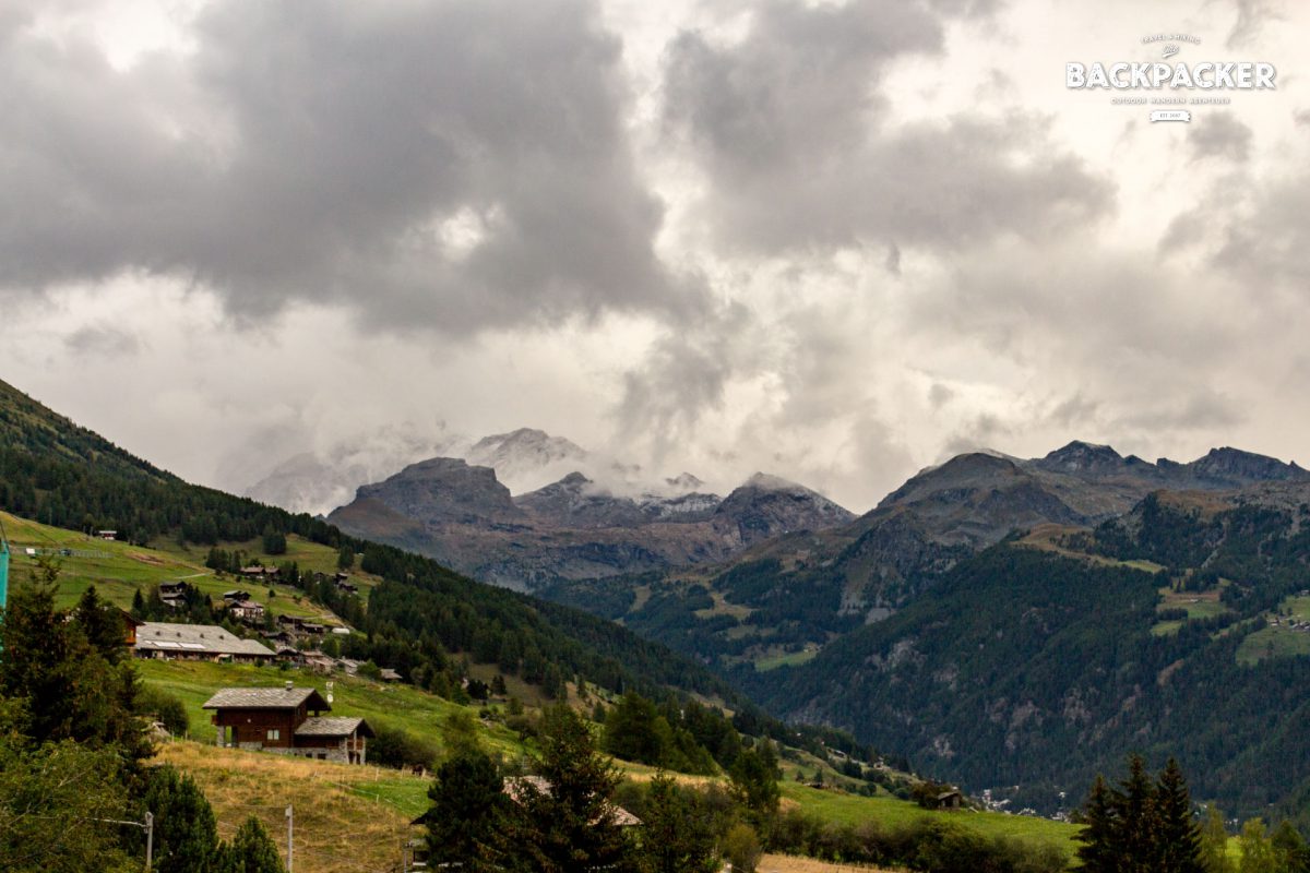 Während es in den höheren Lagen bereits geschneit hat kündigt sich der Winter auch in den Tälern mit grauen Wolken an.