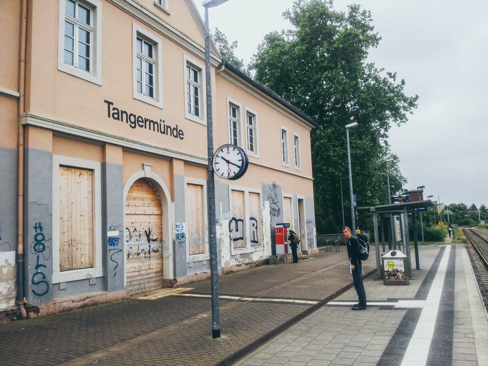 So sieht das einstige Tor zur Welt heute aus: der Bahnhof von Tangermünde. Kurz davor, nur noch Ruine zu sein.