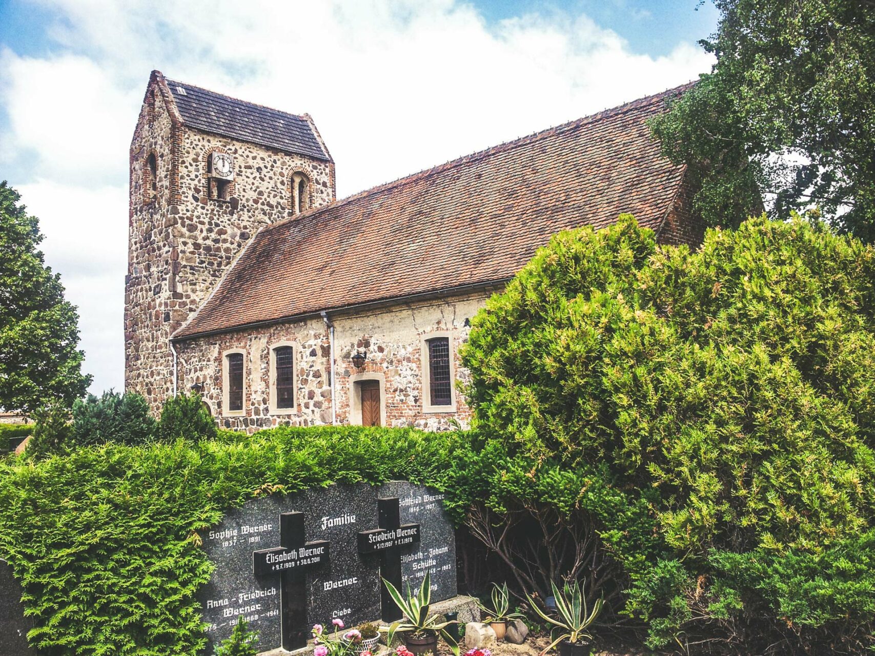 Die Kirche von Miltern aus dem 12. Jahrhundert ist noch original erhalten und im typischen Feldsteinbau errichtet. Die Chronik berichtet von einer Bruderschaft, die sich hier um Pilger, Kranke und Fremdlinge kümmerte.