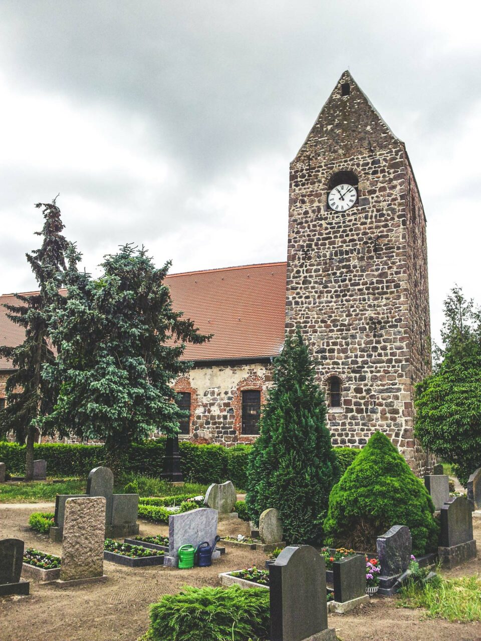 Die Dorfkirche in Heeren wurde bereits im 12. Jahrhundert aus Feldsteinen gebaut. Typisch für die vielen kleinen Dörfer entlang des Weges.