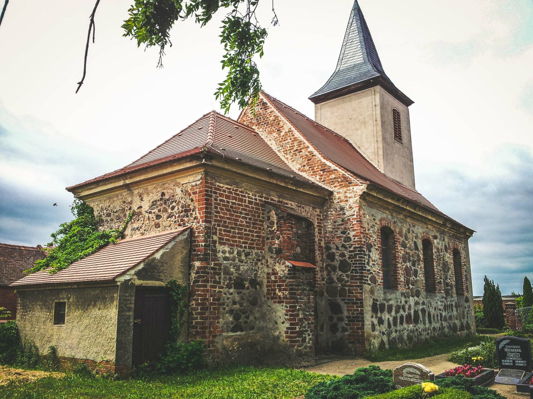 Stilmischung: Die Kirche in Grobleben wurde im 13. Jhdt. aus Feldsteinen erbaut und erfuhr nach dem 30-jährigen Krieg eine Renaissance im Barock-Stil.