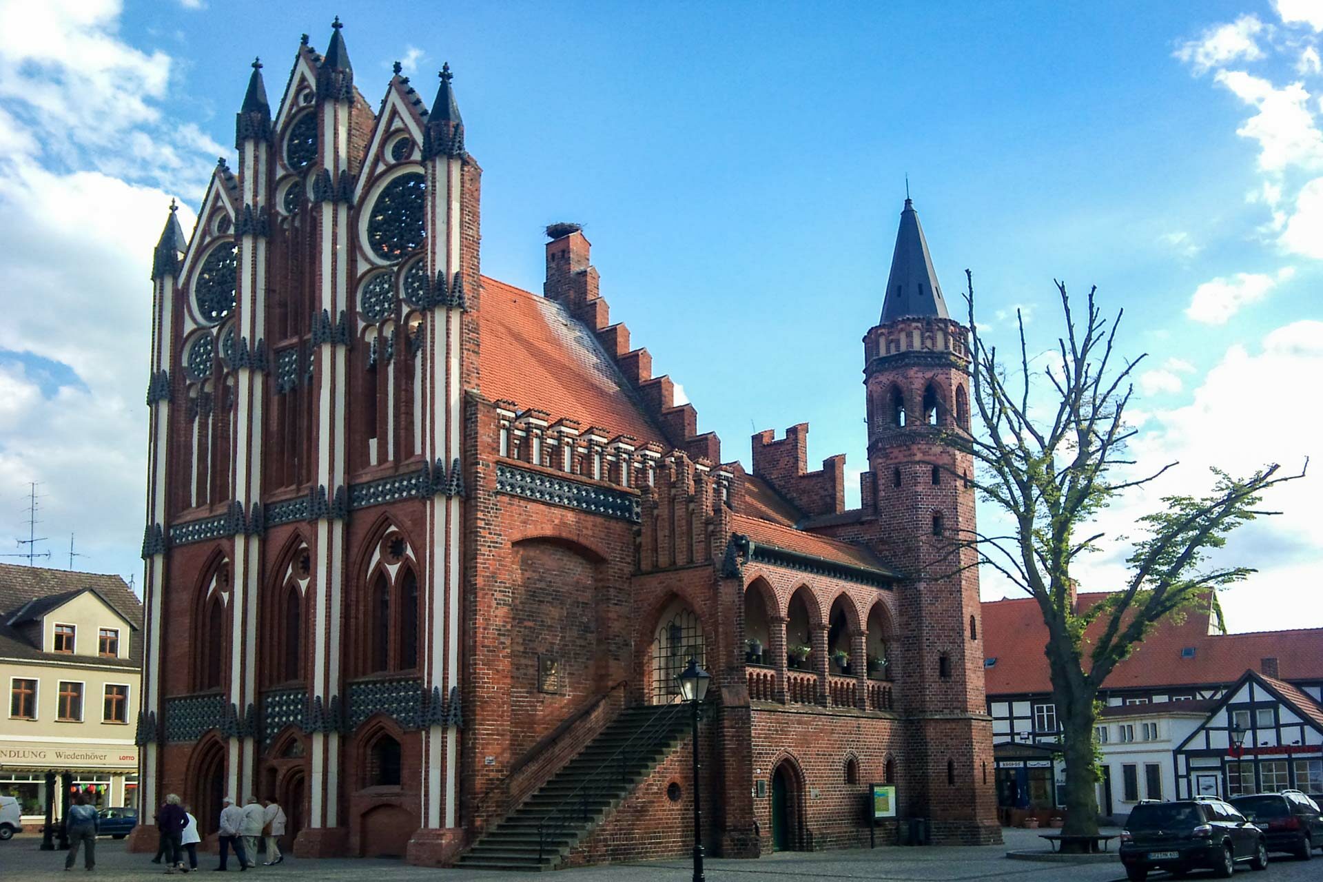 Ja, auch dieses Gebäude ist original erhalten und steht im Zentrum der Stadt Tangermünde. Es handelt sich hierbei um das Rathaus und man sieht ihm an, wie reich die Stadt im Mittelalter gewesen sein muss.