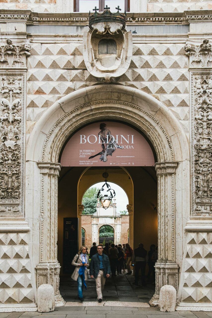 8.500 Marmorblöcke in Diamantenform schmücken die Fassade des  Palazzo dei Diamanti, welches heute als Museum dient.