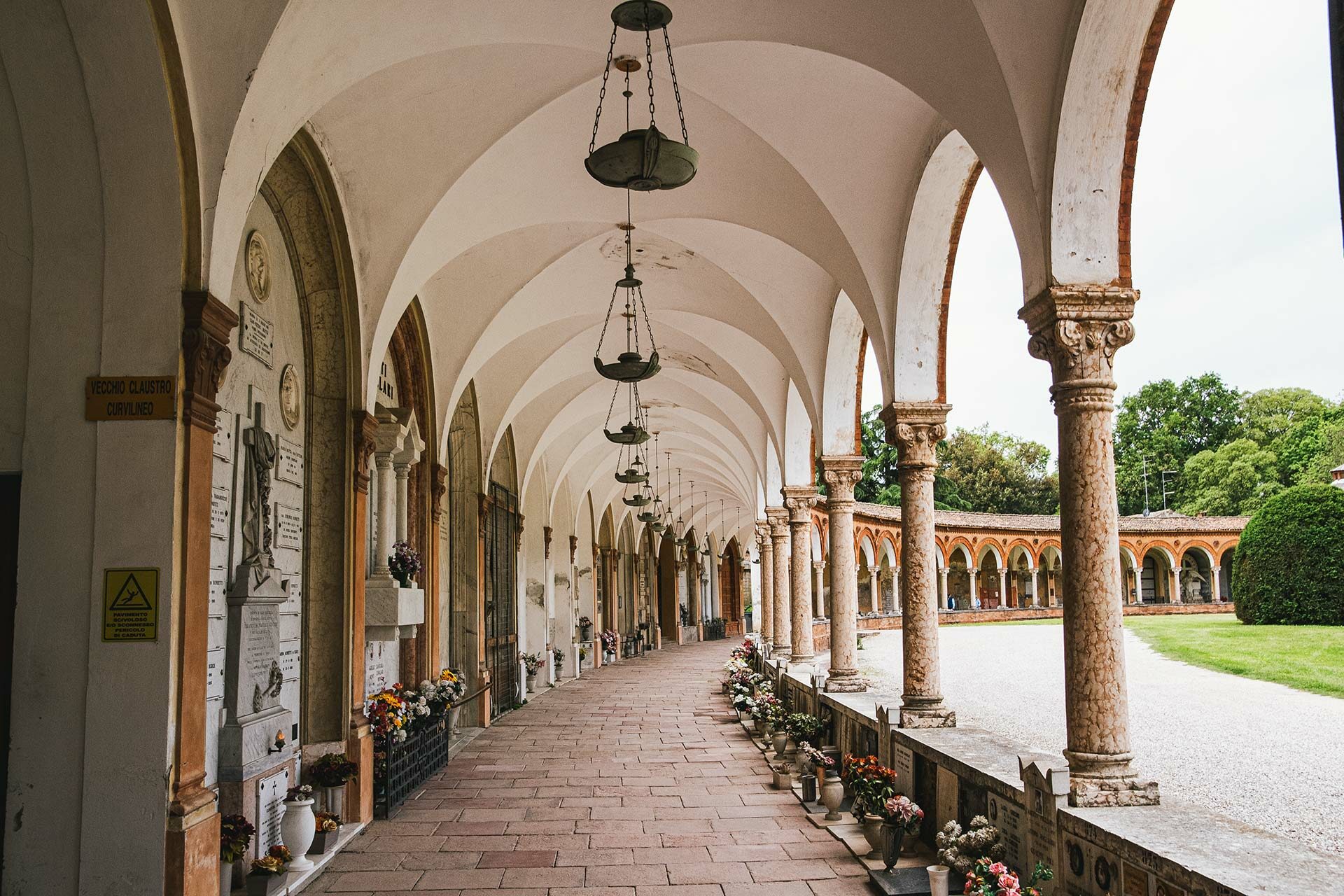 Der Friedhof von Ferrara liegt direkt in der Altstadt