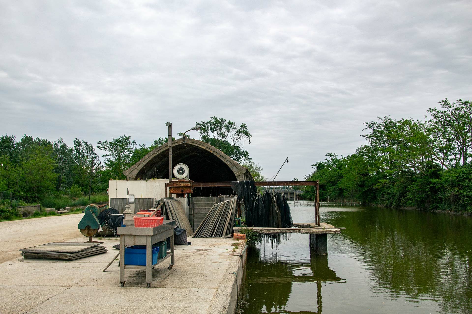 Die kleine Fischerhütte direkt am Kanal ist der ideale Ausgangsort für unsere Bootstour.