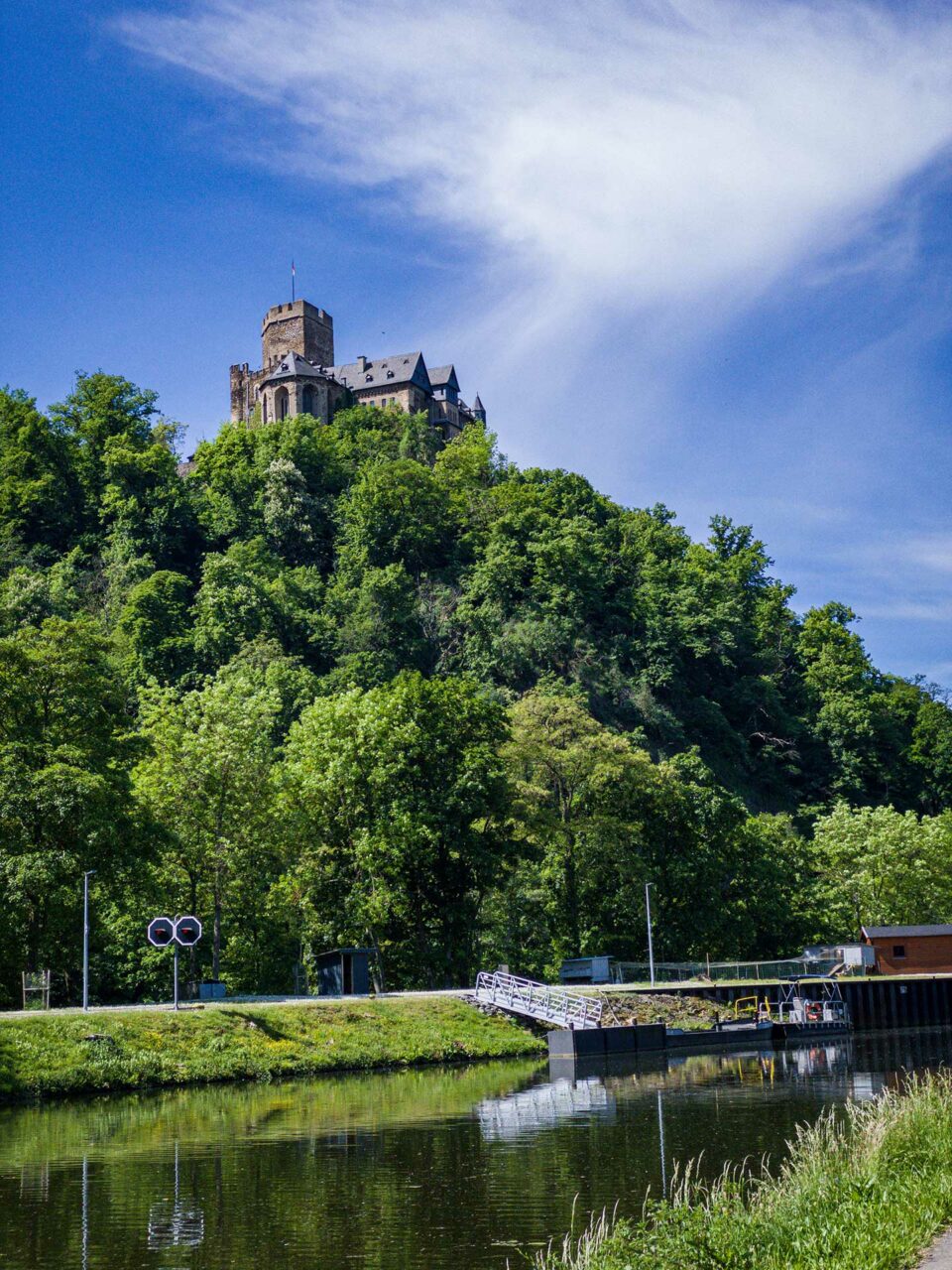 Burg Lahneck kündigt schon Lahnstein und damit die Mündung der Lahn in den Rhein an.