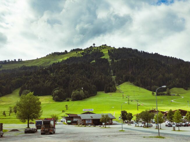 Startpunkt der Wanderung ist die Bushaltestelle „St. Ulrich am Pillersee Buchenstein“