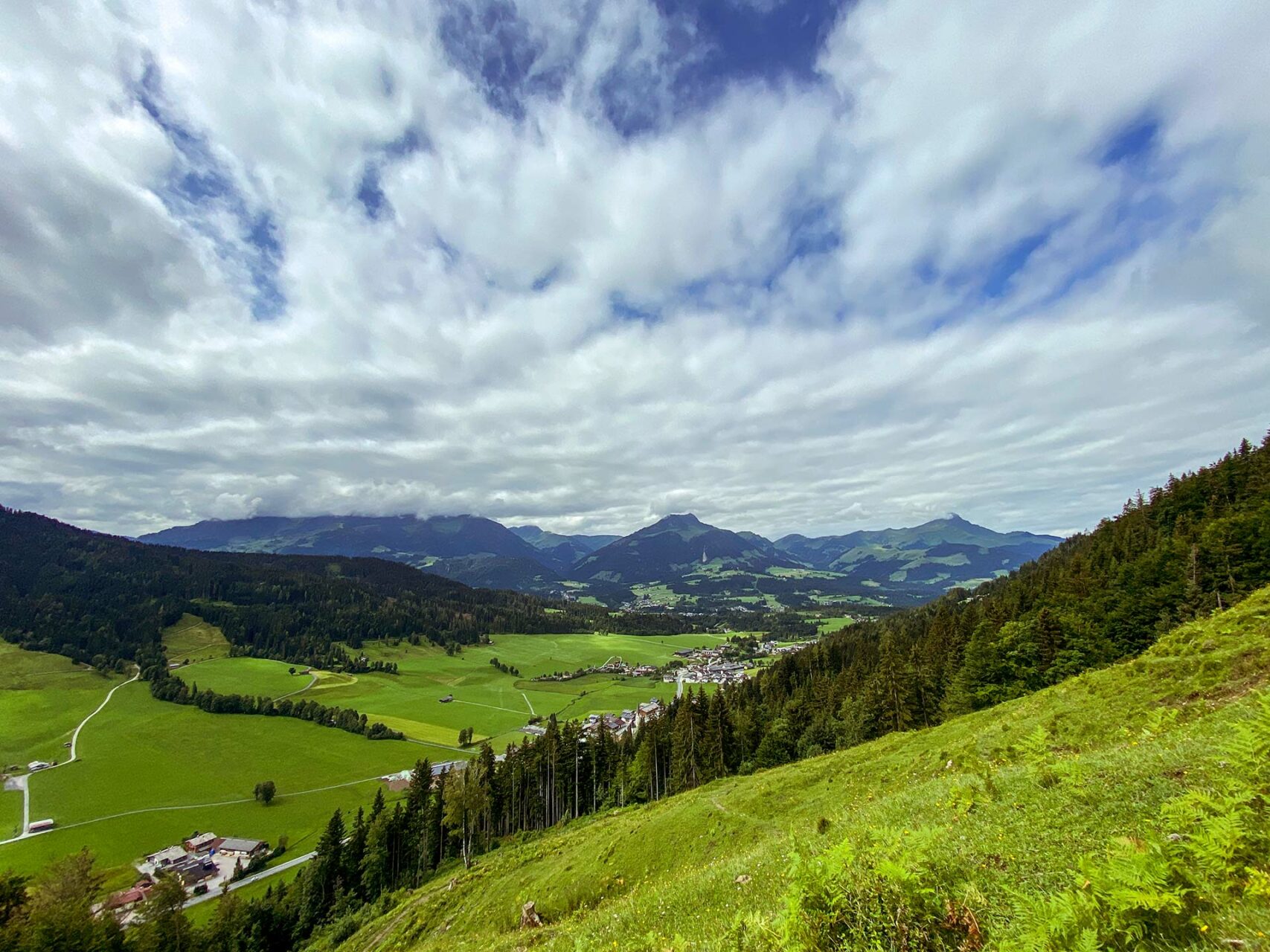 Tief ziehende Wolken in den Kitzbüheler Alpen, die zuweilen an den Gipfeln jenseits der 2.000er hängen bleiben.