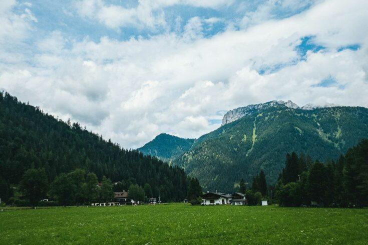 Von der Teufelsklamm Pillerseetal über Waidring im Tal (im Bild) bis zum Alpengasthof Oberweißbach führt die Wanderung über Wiesen und durch Wälder