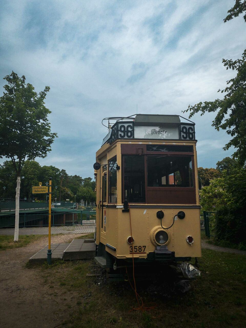 Relikt aus alten Tagen und an Wochenenden zu betreten: alte Berliner Straßenbahn um 1900.