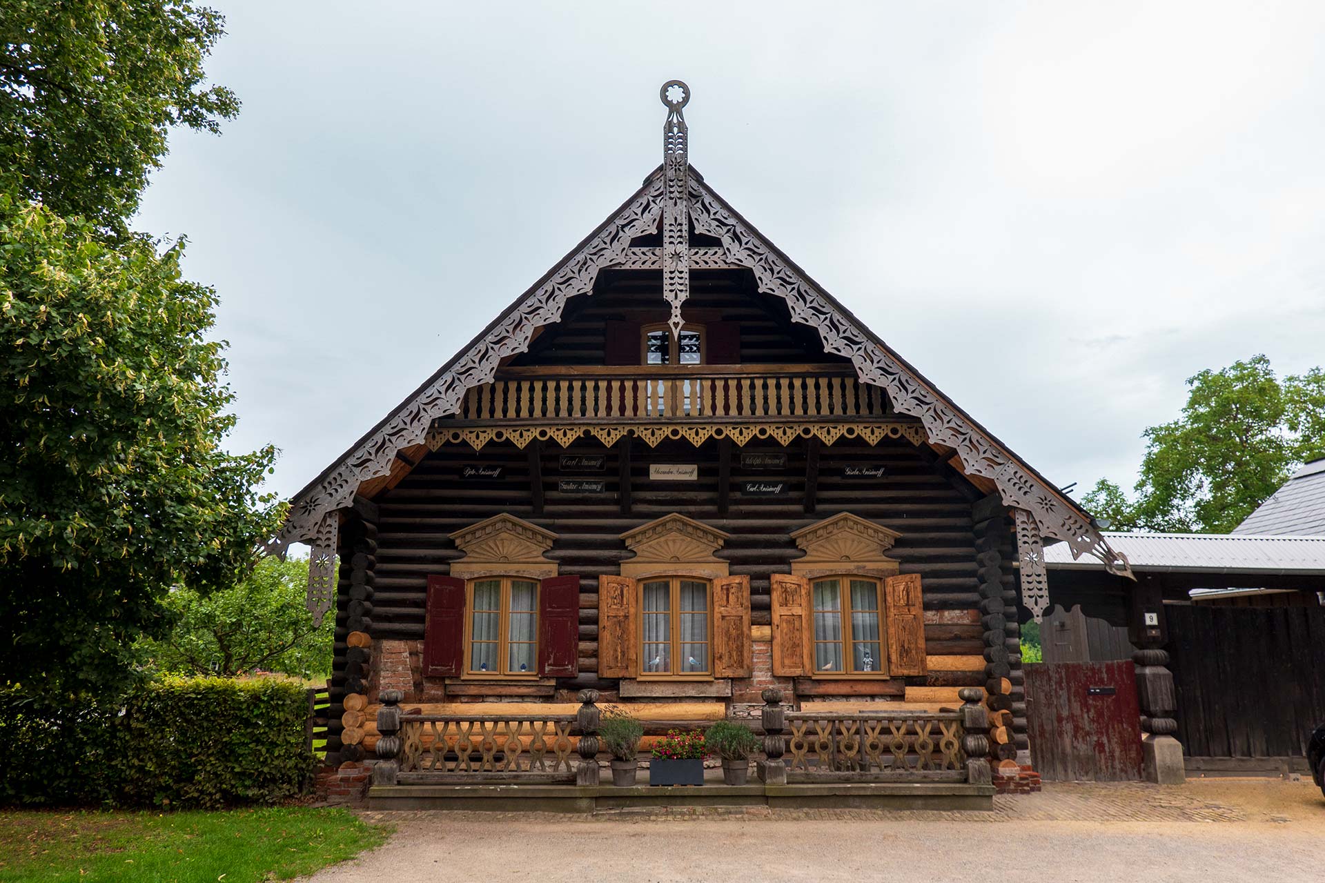 In der Russischen Kolonie Alexandrowka stehen Häuser wie aus dem Märchen der Hexe Baba Jaga.
