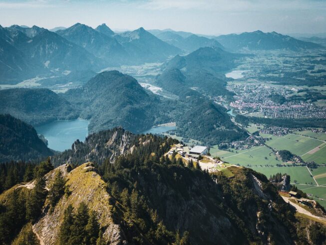 Blick zurück: Tegelberg und die Allgäuer Bergwelt