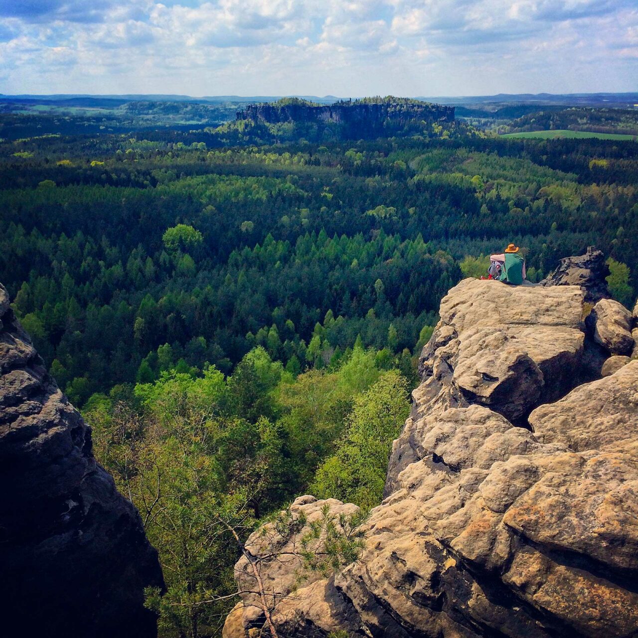 So wie dereinst Caspar David Friedrich sitzt dieser junge Mann auf dem freien Felsen.