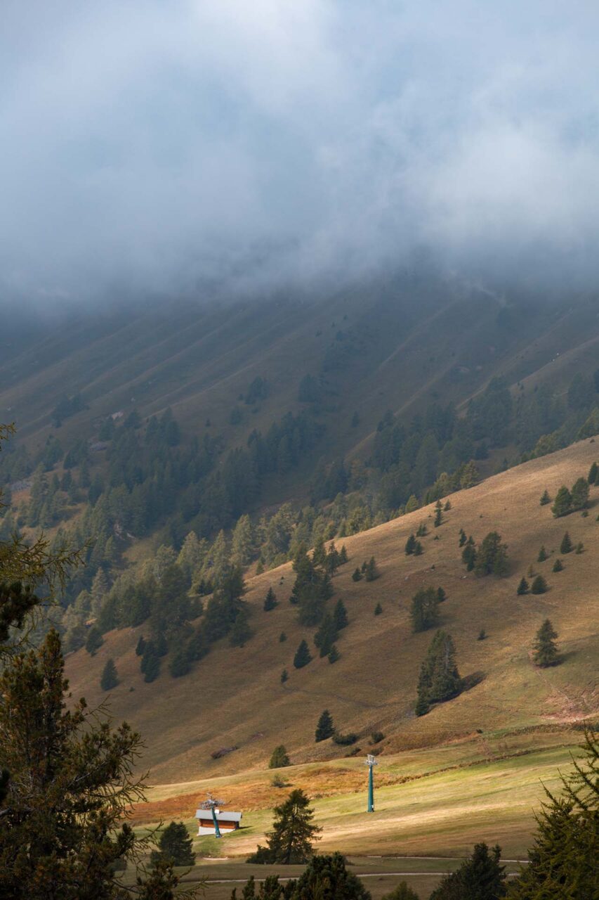 Noch hängt der Gipfel des Cima Viezzena in den Wolken