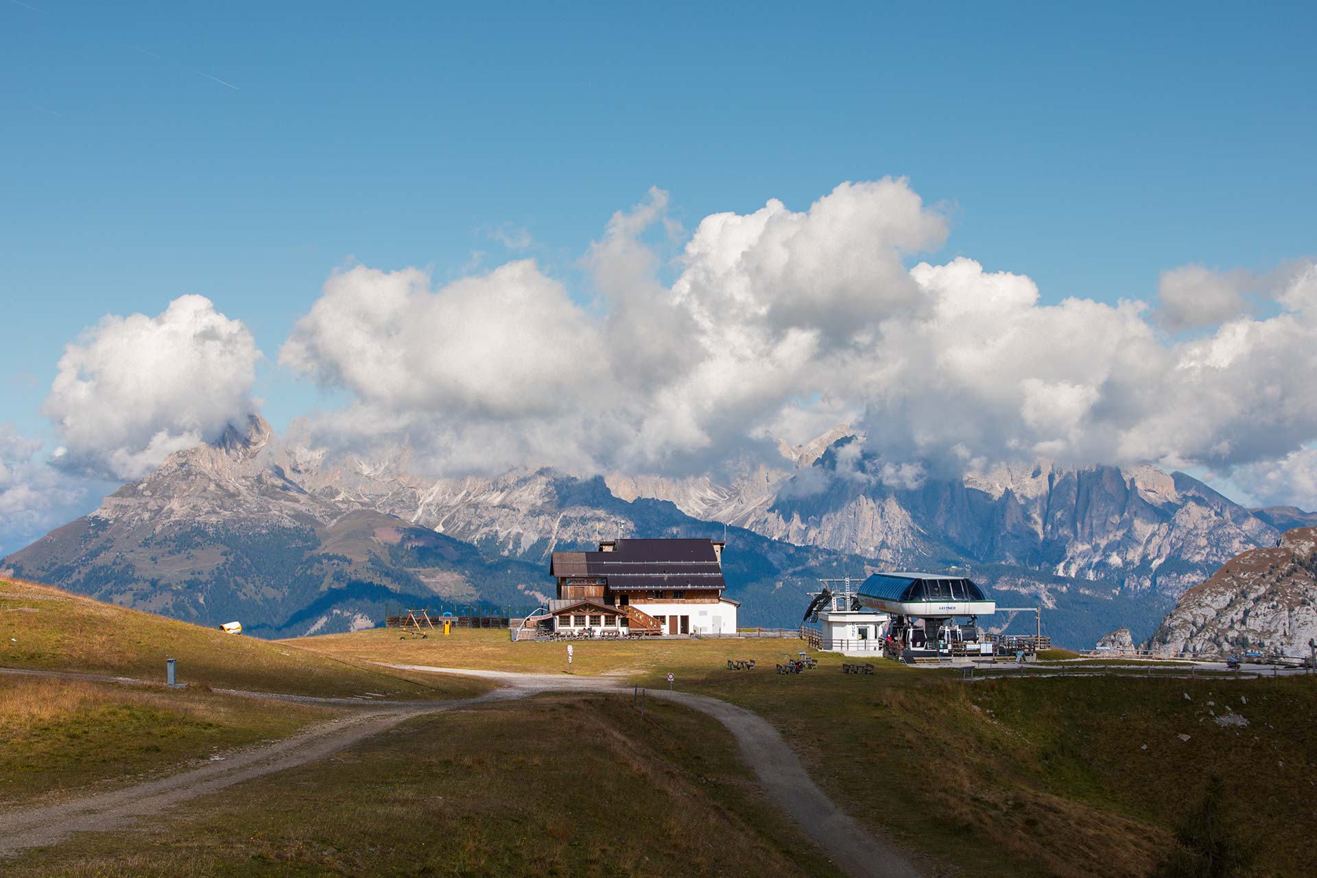 Kurzer Blick zur Seilbahn Le Cuna und dem Rosengarten