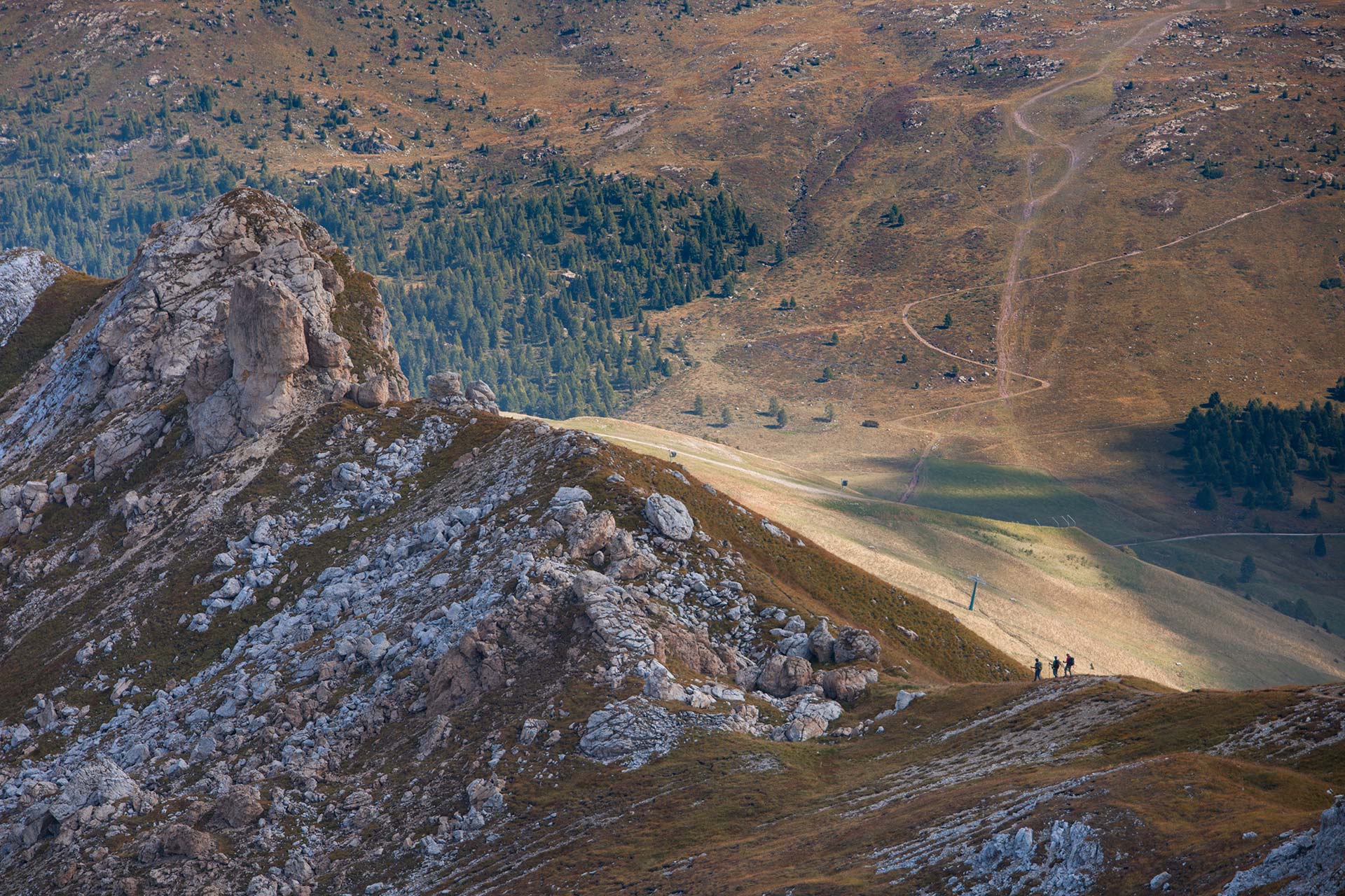 Anfangs führt der Weg über den Grat zurück bis zum Rifugio Lusia