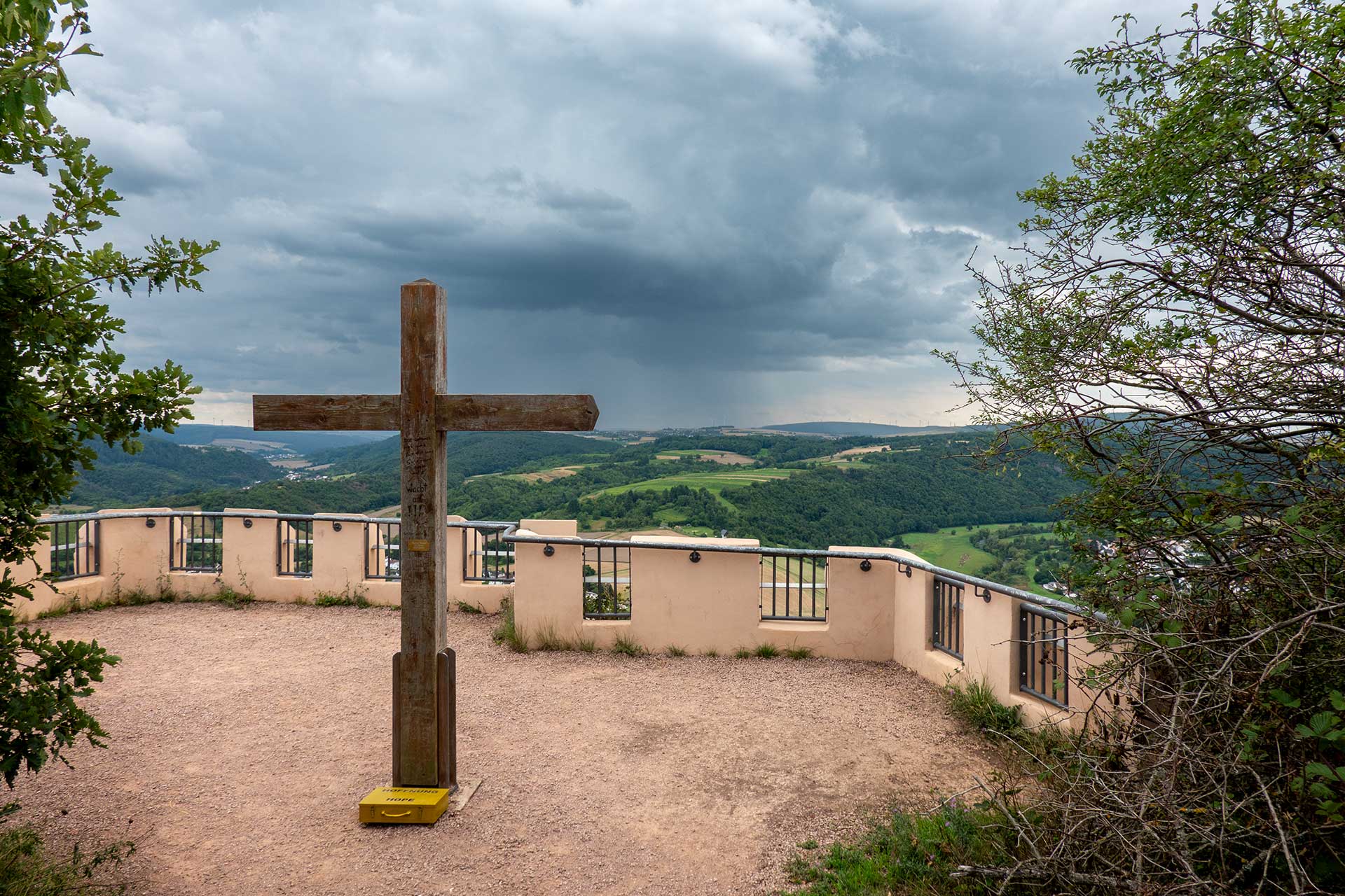 Auf der Bastei vom Rotenfels, davor reichlich 200 Meter steile Wand