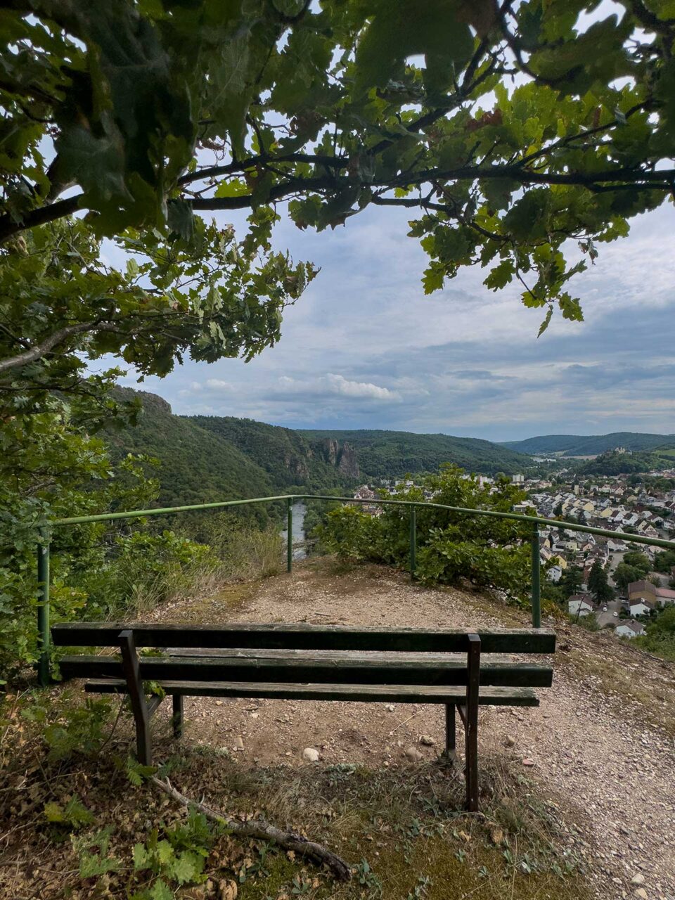 Ausblick mit Bank – Oberhalb der Nahe mit Blick auf Ebernburg