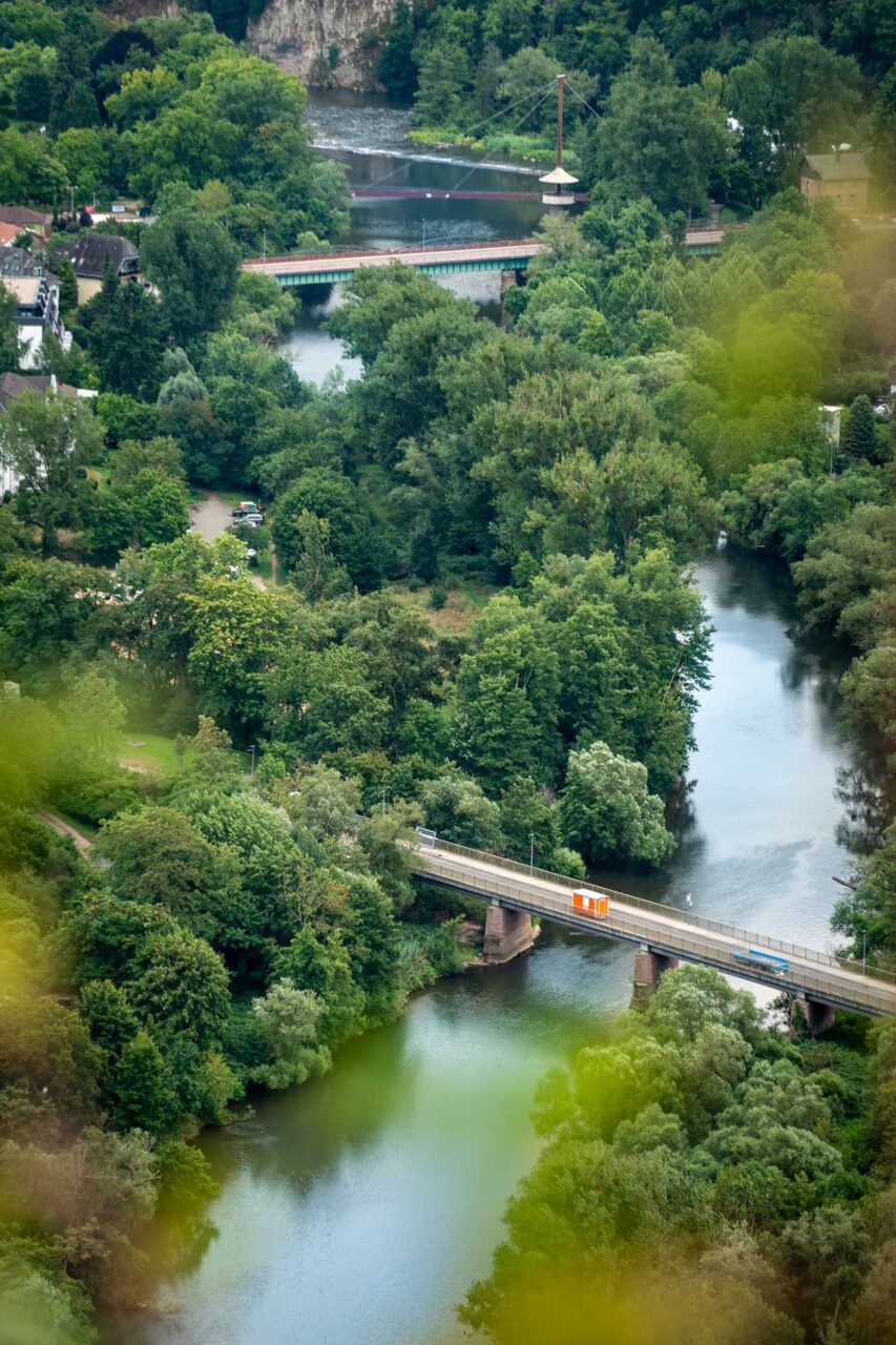 Durch das Tal schlängelt sich die Nahe im gemächlichen Tempo