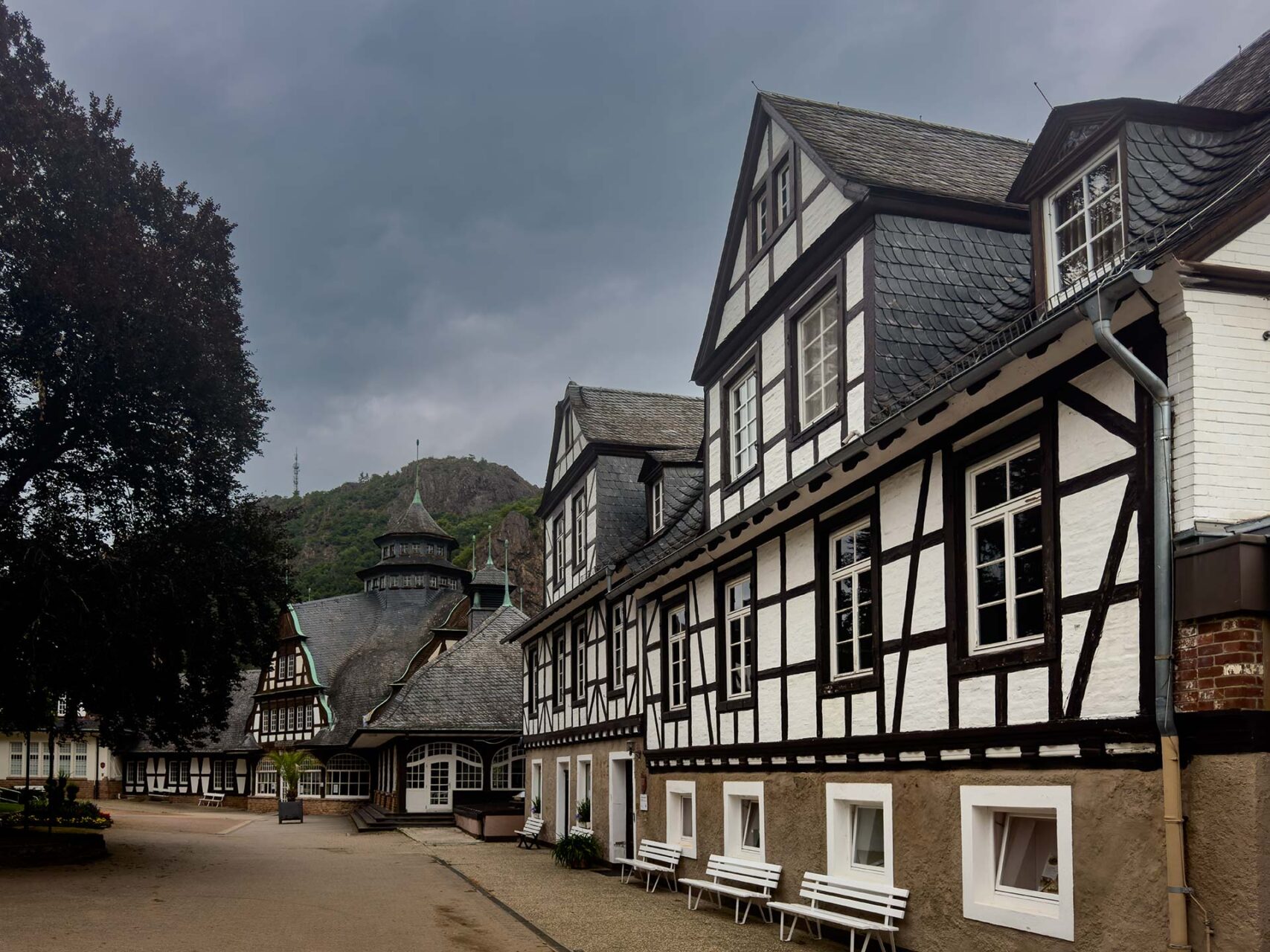 Das Kurmittelhaus im Kurpark von Bad Münster am Stein.