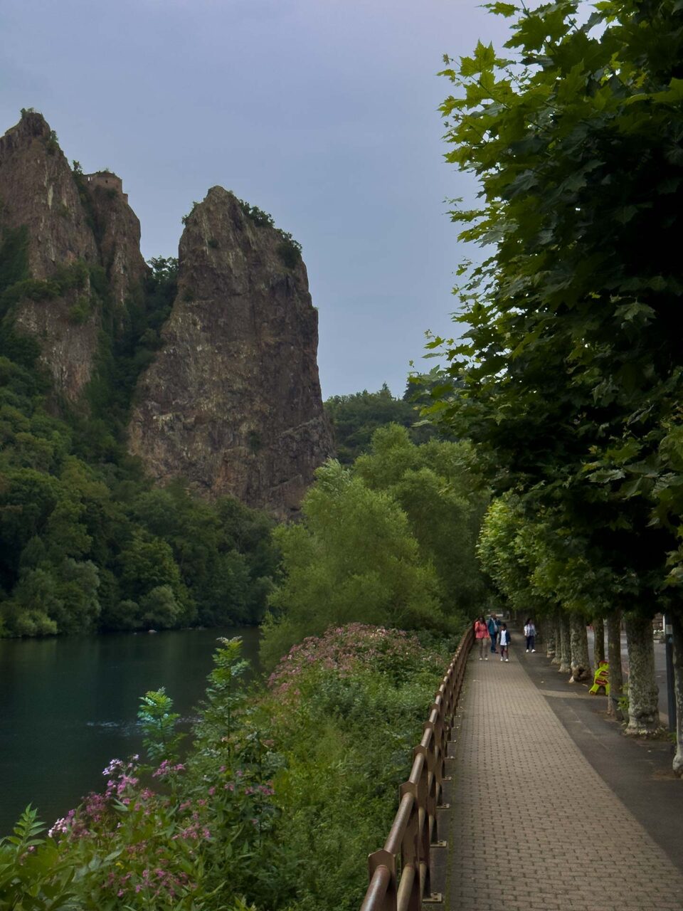 Die Uferpromenade an der Nahe lädt zum Flanieren ein