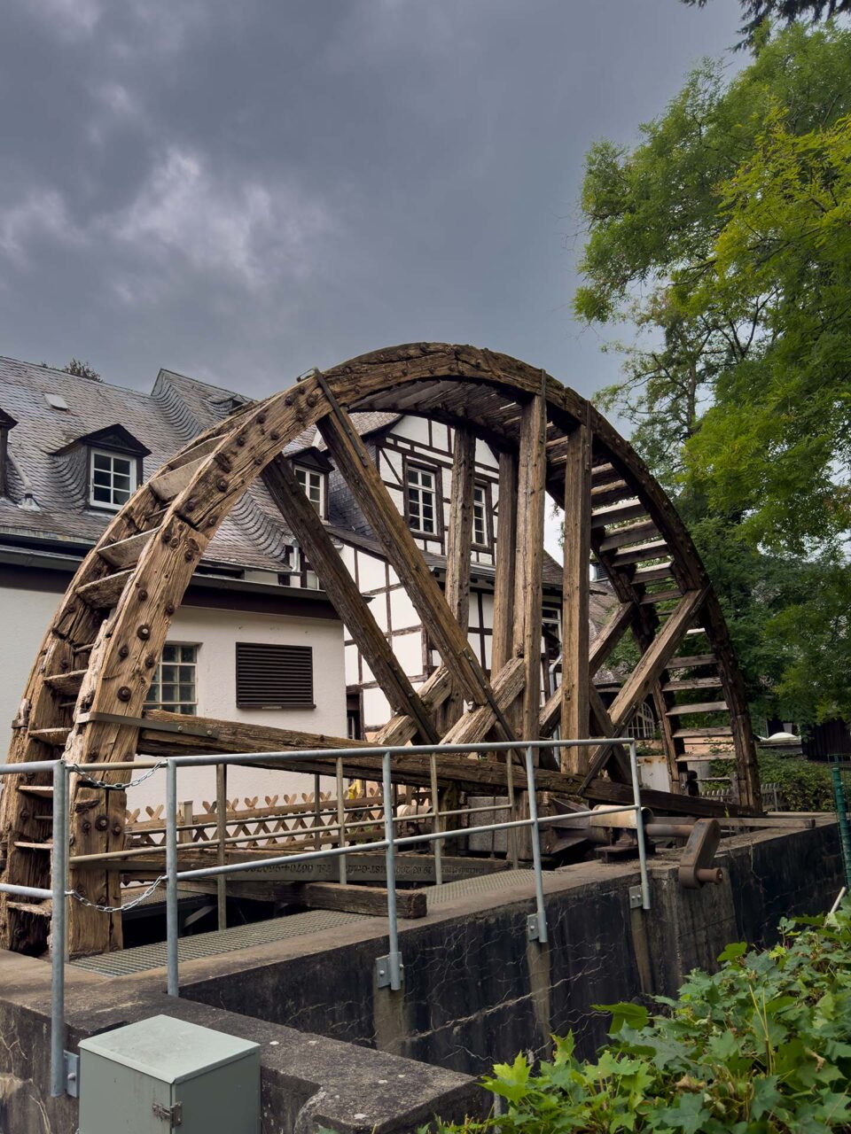 Das riesige, alte Wasserrad stammt aus dem 18. Jahrhundert
