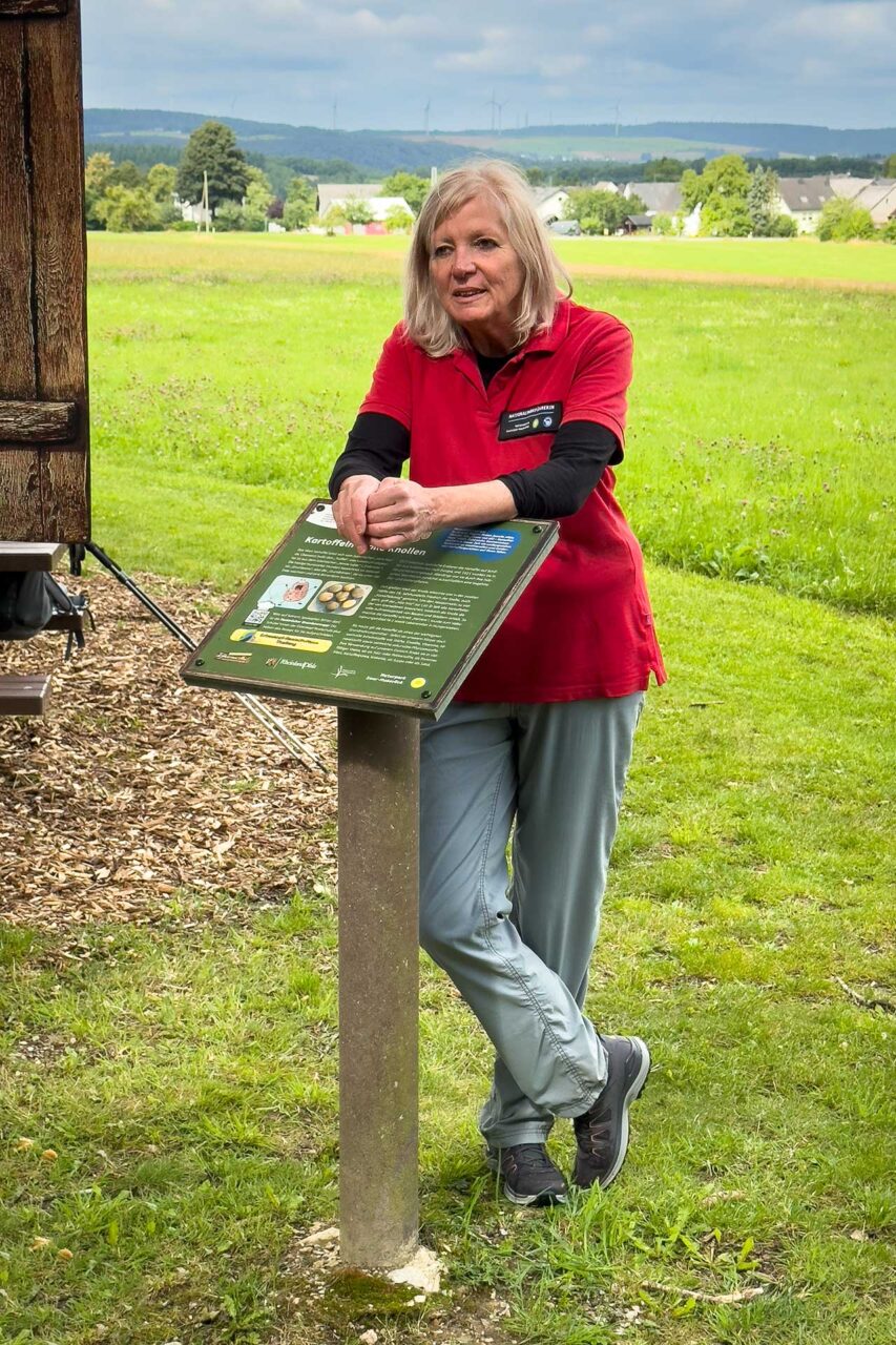 Geschichte und Hintergründe weiß Petra Schmidt, Nationalparkführerin zu erzählen