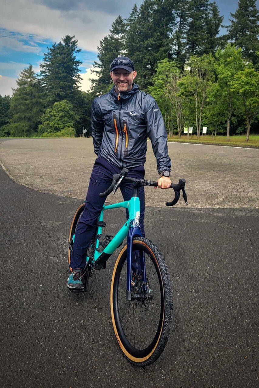 Stilecht durch den Hunsrück: Ready for Gravelbike würd ich mal sagen.