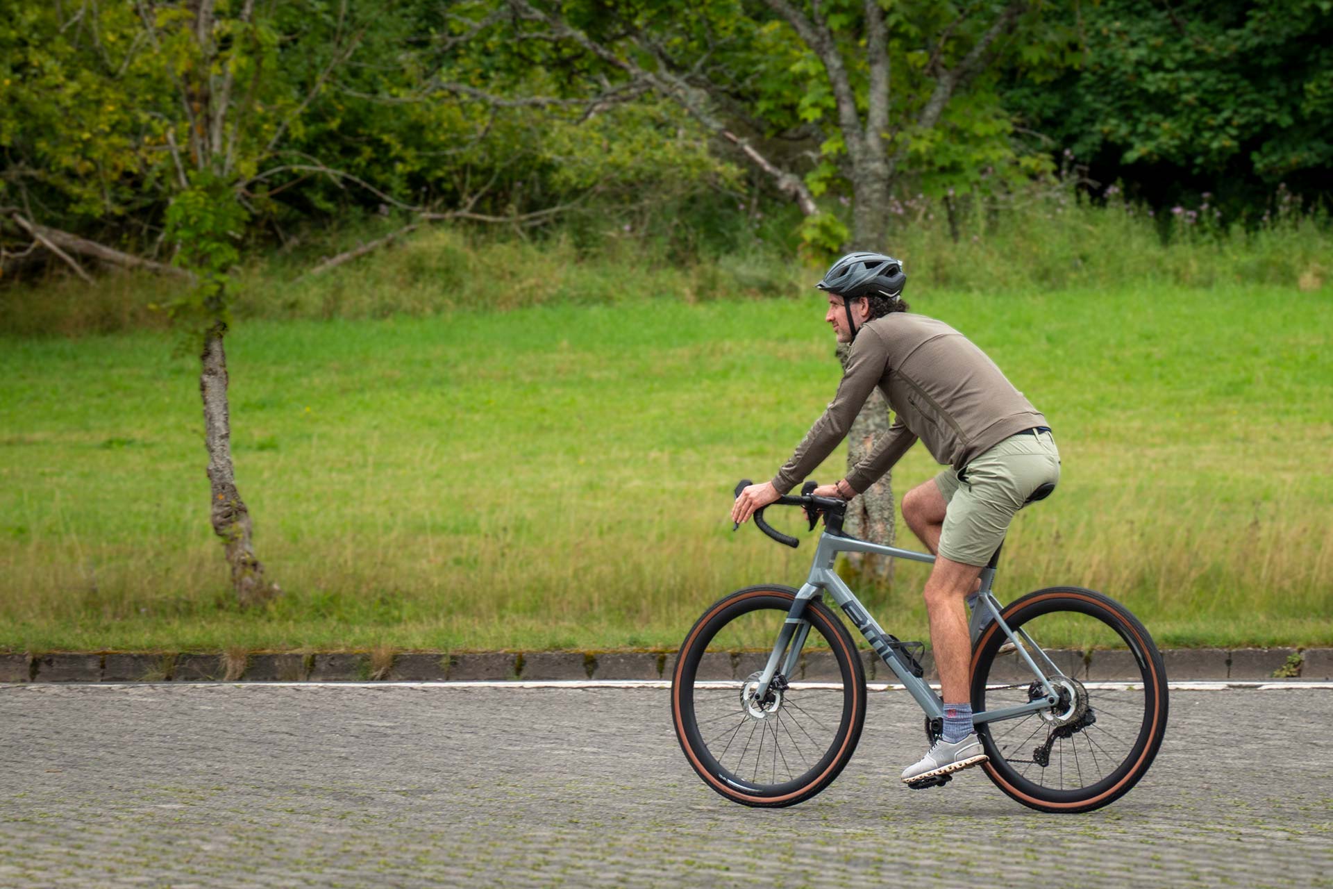 Stilecht und farblich aufs Gravelbike abgestimmt: Phil vom Blog Journication.de