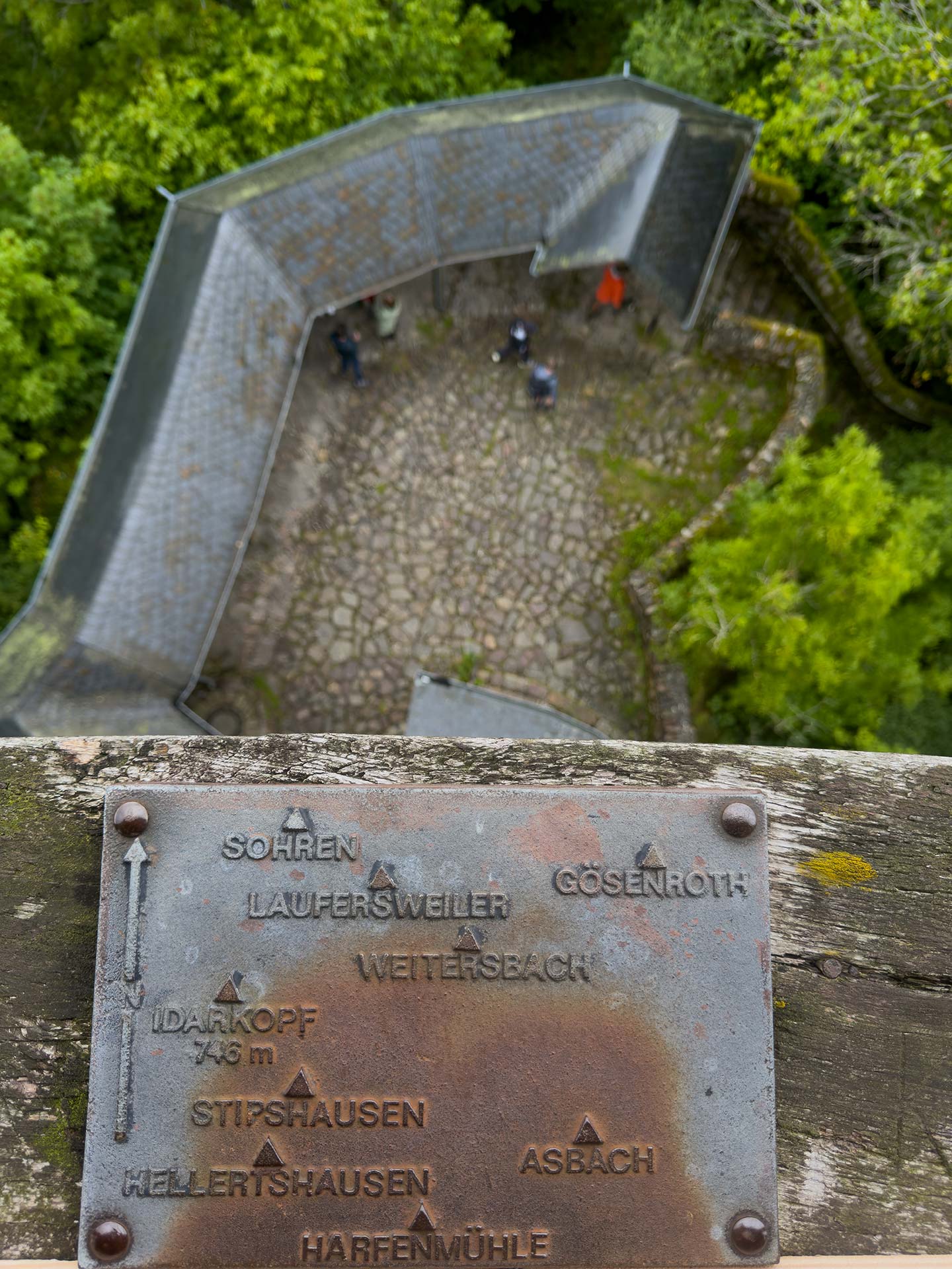 Bei guter Sicht kann man all die Berge vom Turm der Wildenburg erkennen. Und das in wirklich alle Himmelsrichtungen.