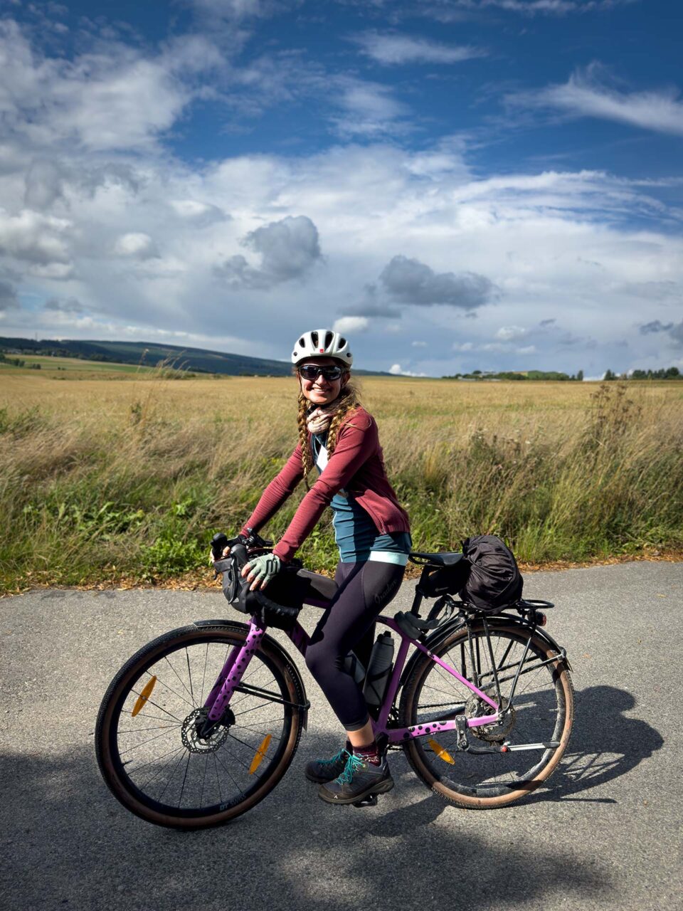 Deutlich mehr Erfahrung im Umgang mit Gravelbikes hat Christine von „Abenteuer vor der Haustür“. Sieht man.