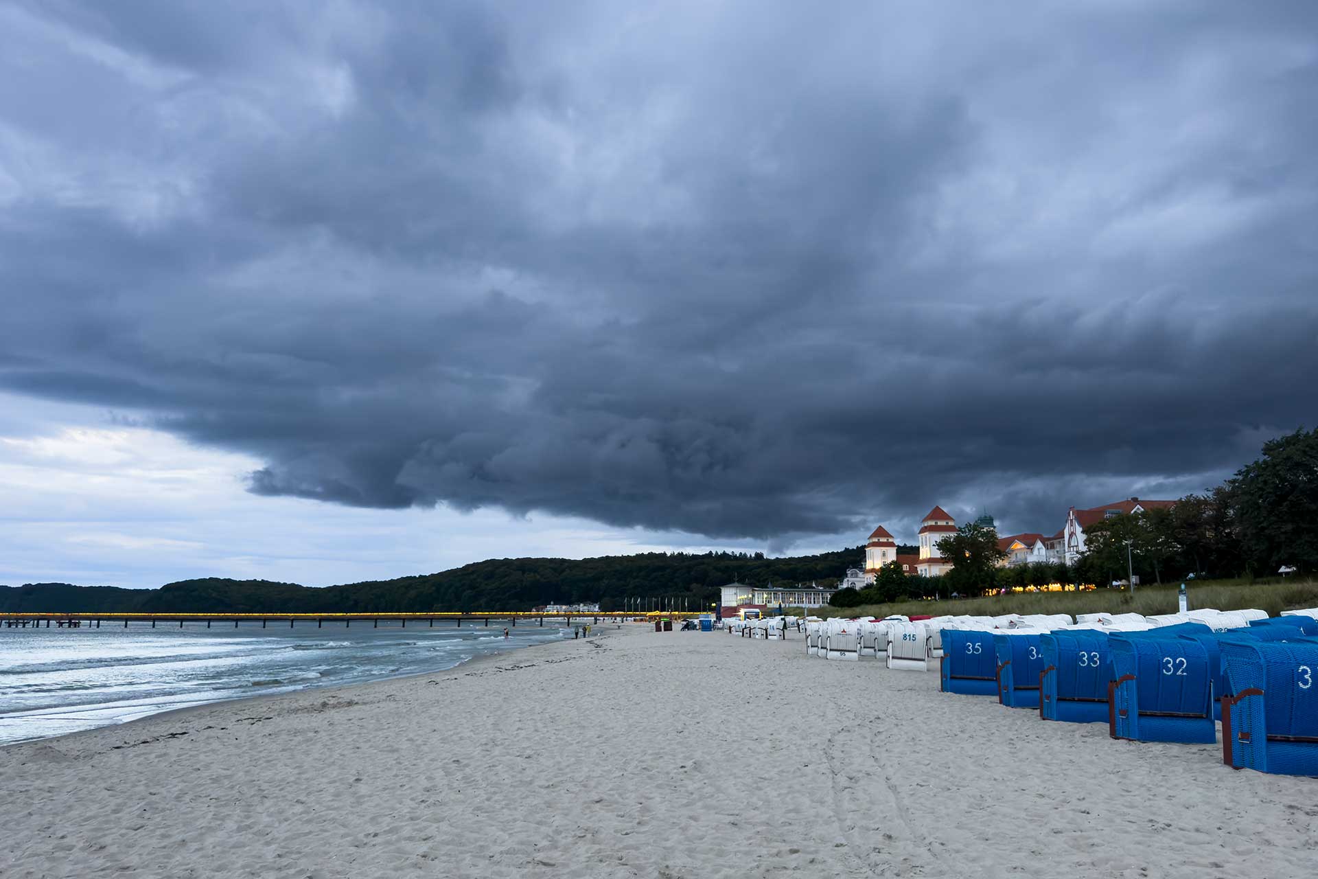 Dunkle Regenwolken ziehen über das Ostseebad Binz