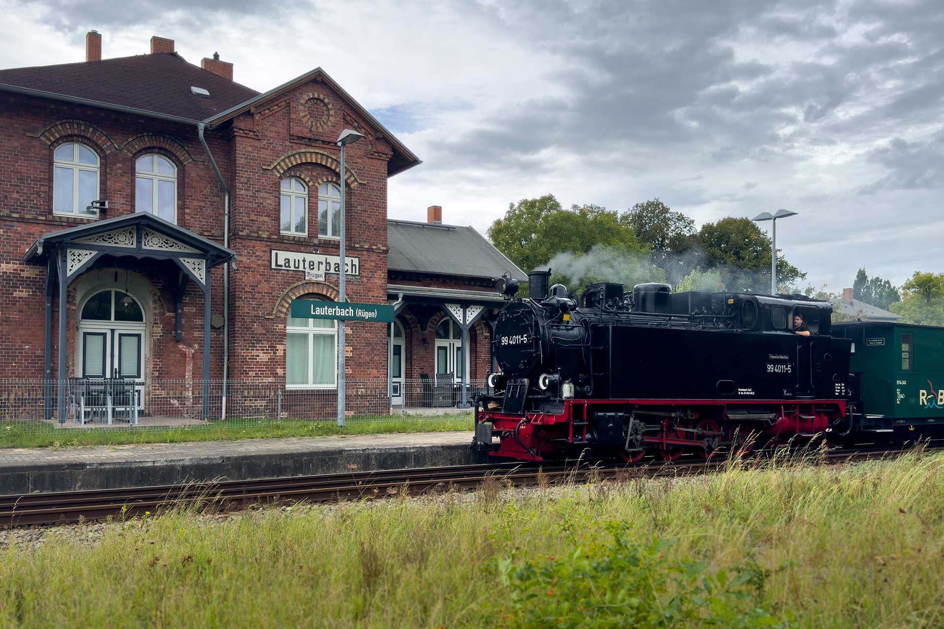 Eine Fahrt mit dem „Rasenden Roland“ macht auch bei schlechtem Wetter Spaß.