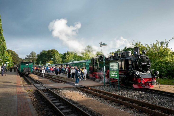 Der „Rasende Roland“ am Bahnhof des Ostseebad Binz