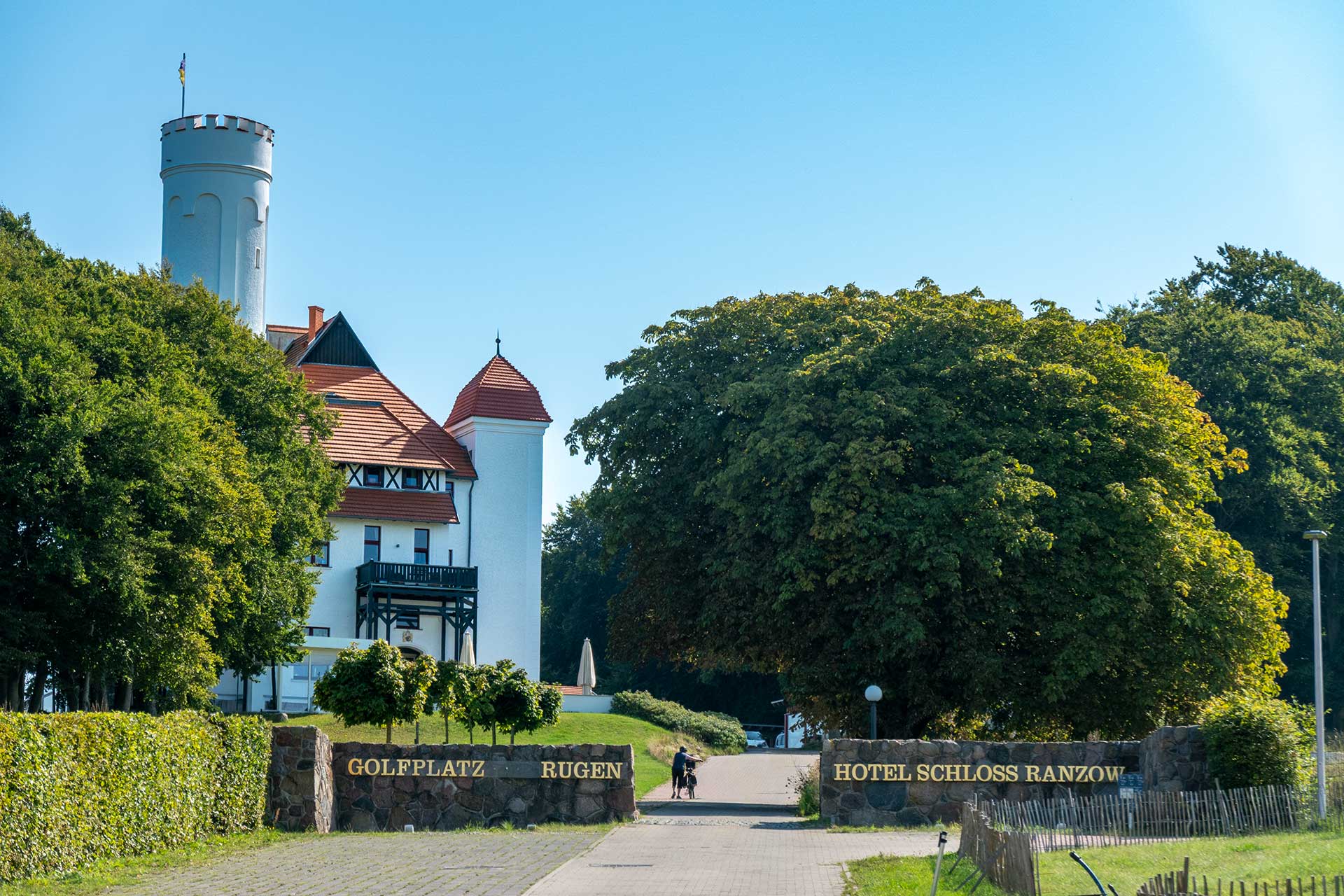 Das einstige Schloss Ranzow bei Nipmerow ist heute ein Hotel für Golfer
