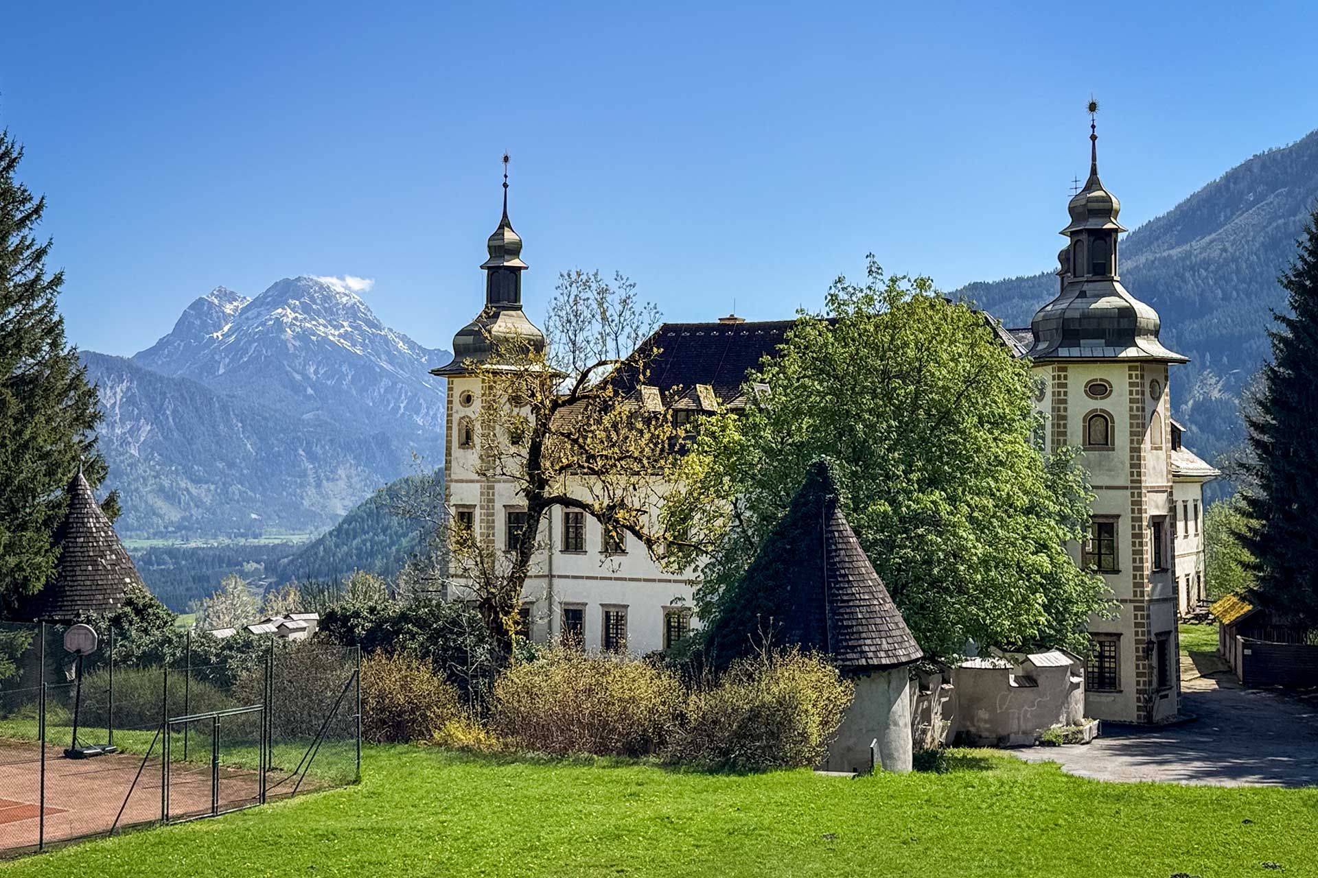 Leider ist es verschlossen und verrammelt, aber die Aussicht ist schön.