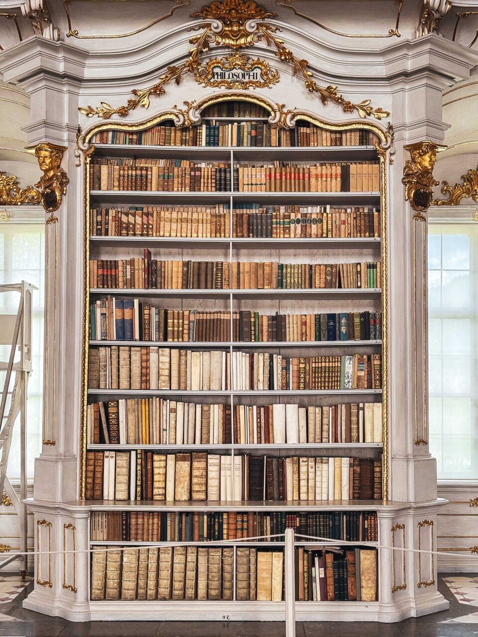 In der Stiftsbibliothek gibt es über 70.000 Bücher aus mehreren Jahrhunderten und unzähligen Wissensgebieten.