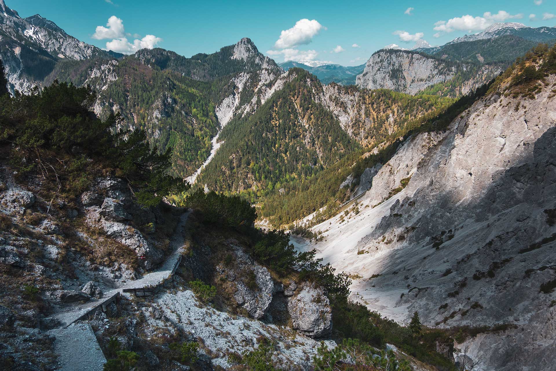 Vom Johnsbach führt der Weg bergan zur Gsengscharte und durchs Gesäuse