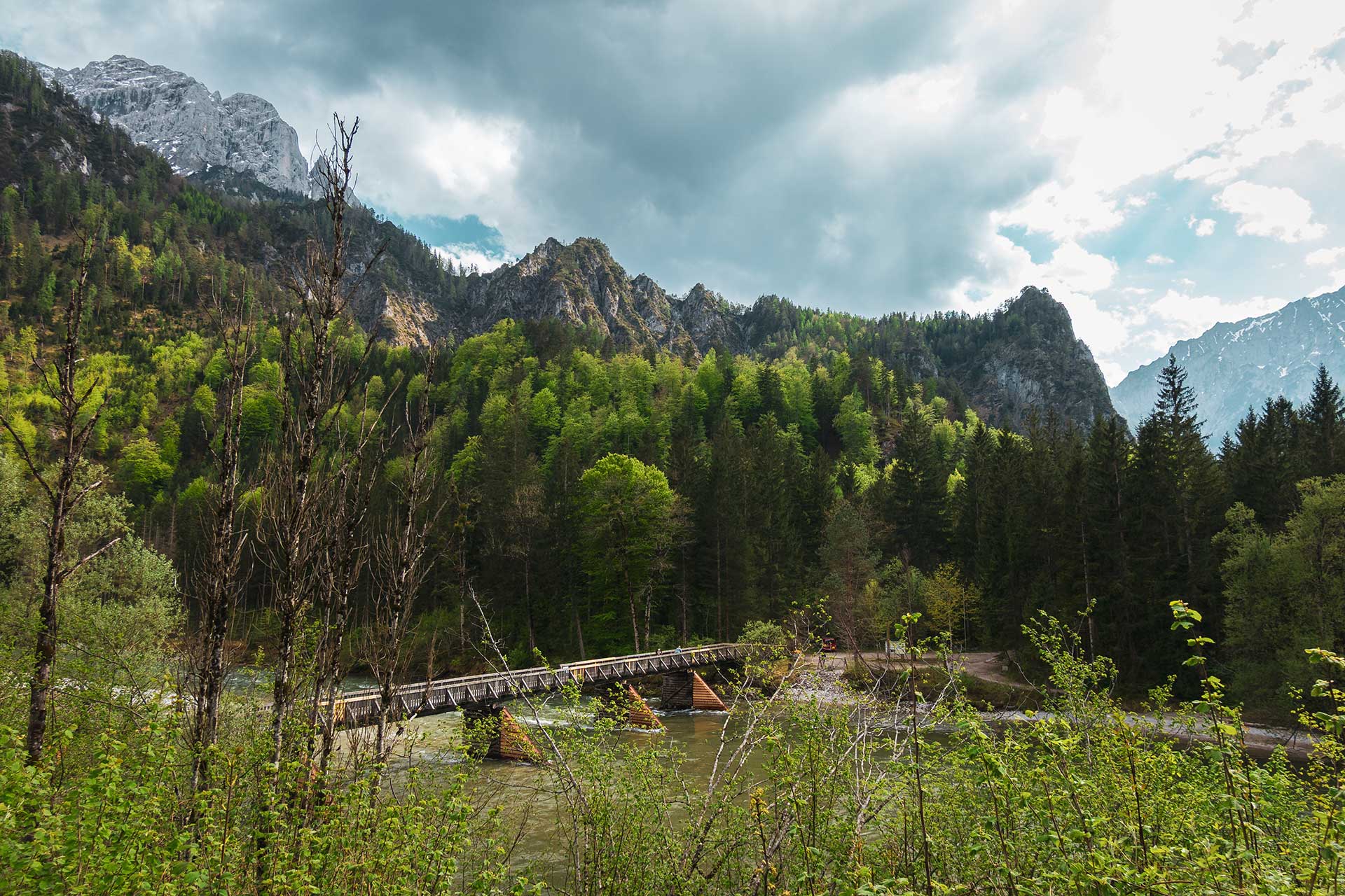 Die volle Kraft des Wassers erlebt man, wenn man den Johnsbachsteg über die Enns überquert.