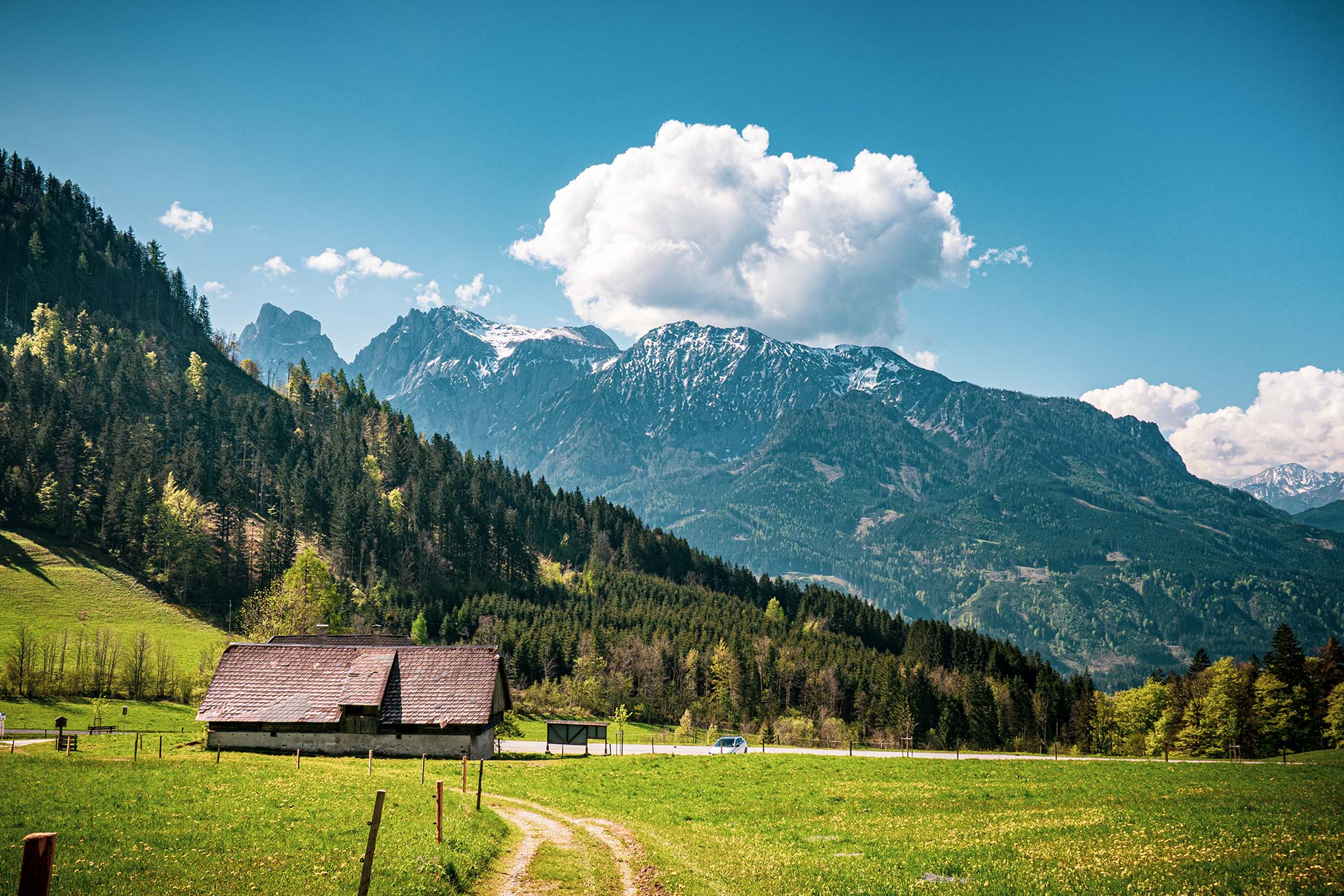 Start einer weiteren Wanderung an einem Frühlingstag im Nationalpark Gesäuse