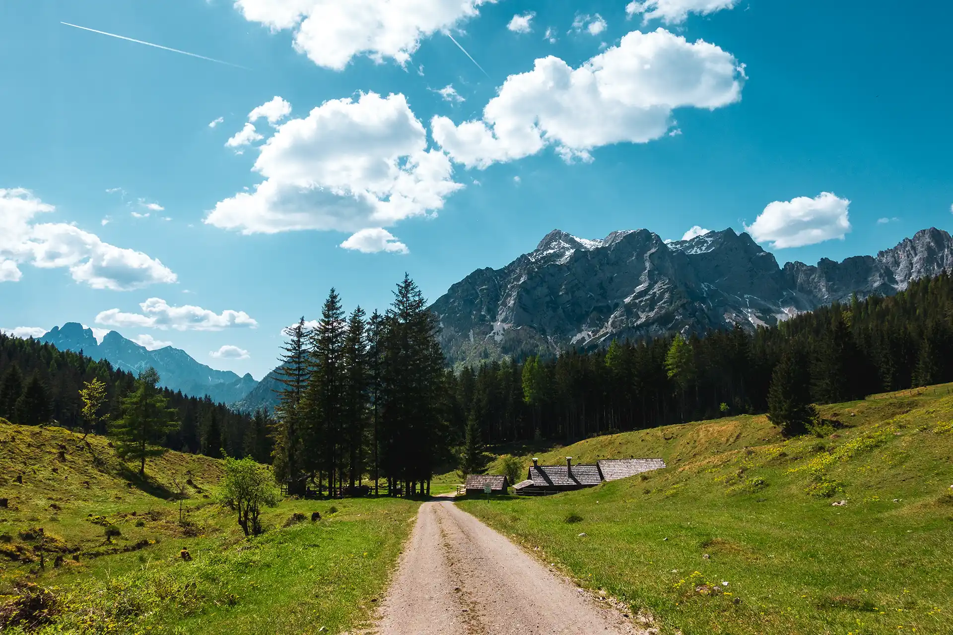 Die idyllische und ruhige Lage der Kroisn Alm im Tal ist einzigartig.