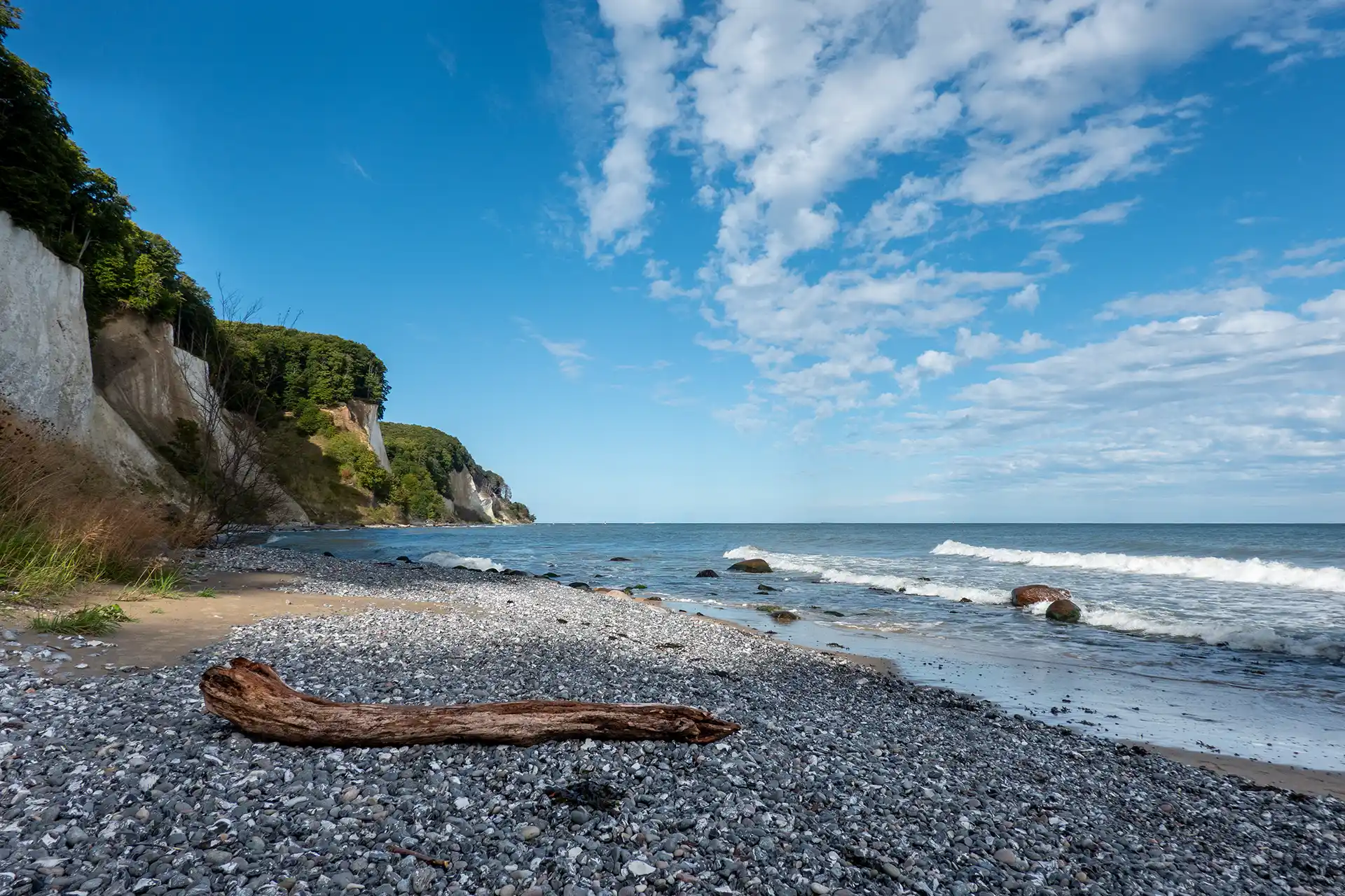 Die Ostsee am Kieler Ufer auf der Insel Rügen