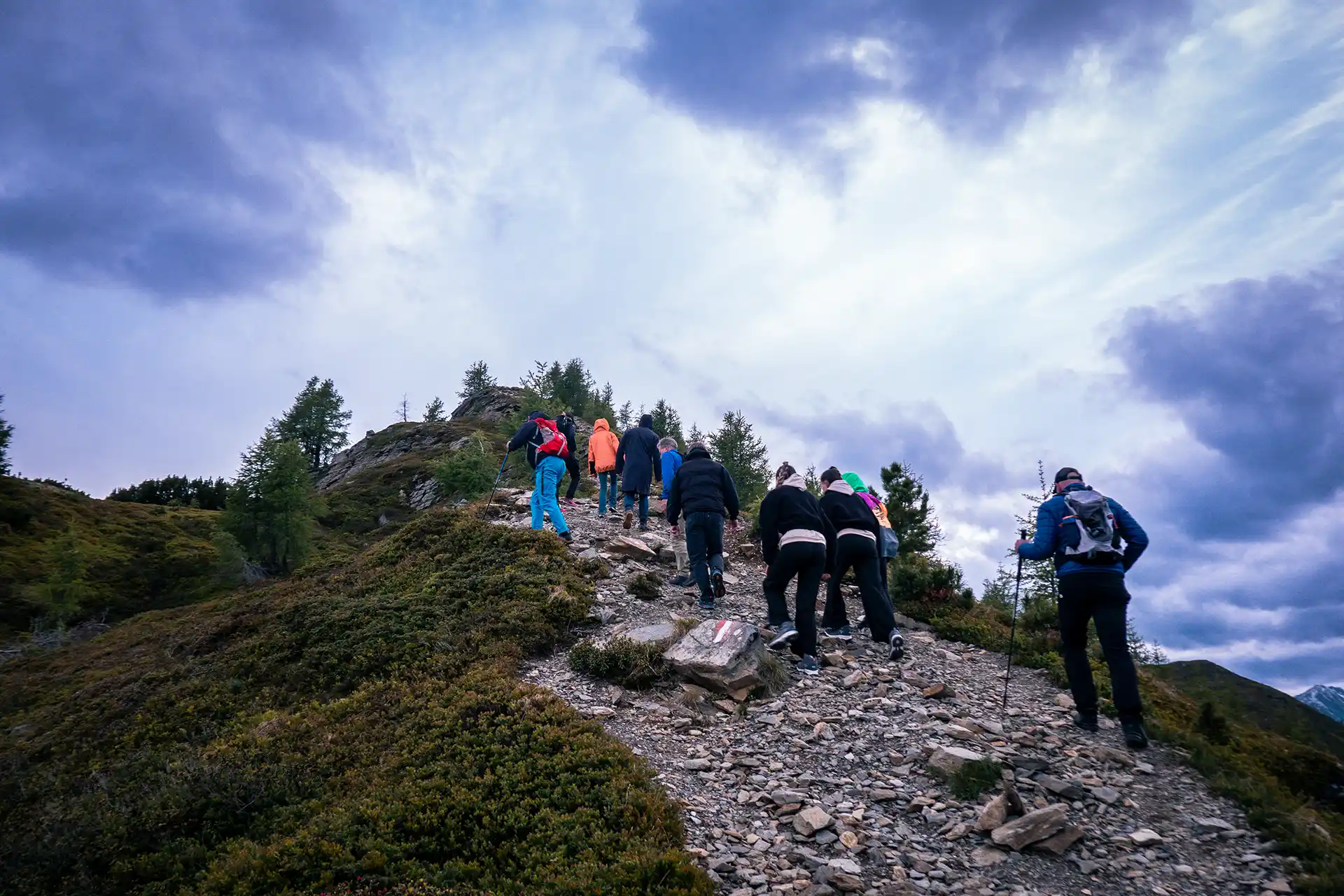 Ein weiter Himmel begleitet diese Wanderung
