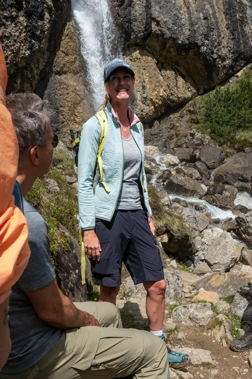 Wanderguide Silvi gibt Tipps für richtiges Verhalten in der Wildnis der Berge