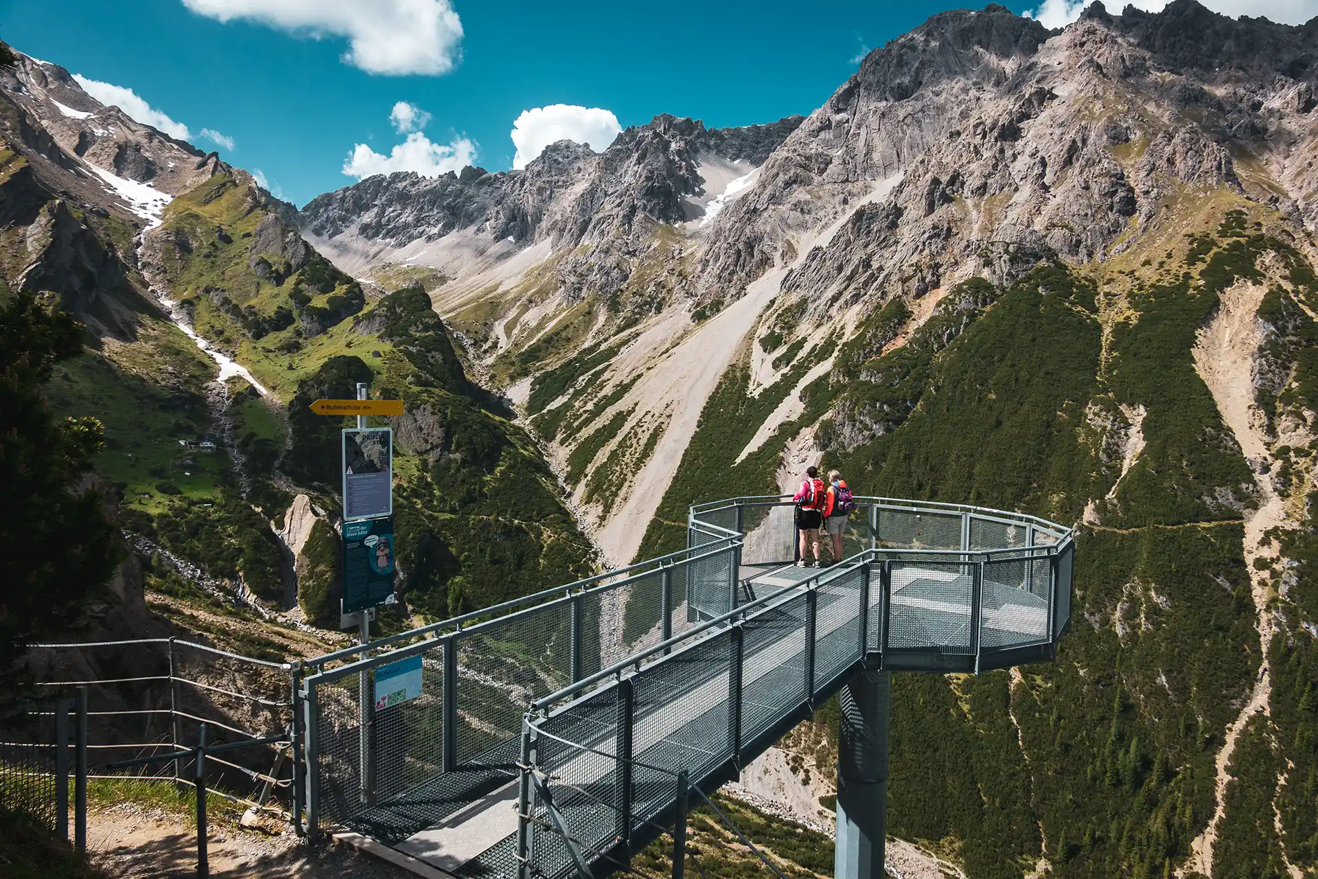 Der Adlerhorst am Drischlsteig bietet spektakuläre Blicke in die Bergwelt