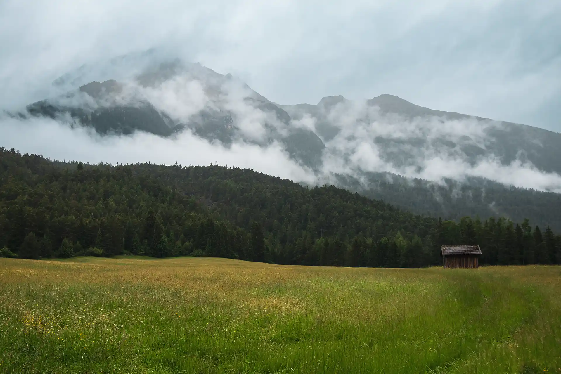 Wenn Regenwolken in den Bergen festhängen
