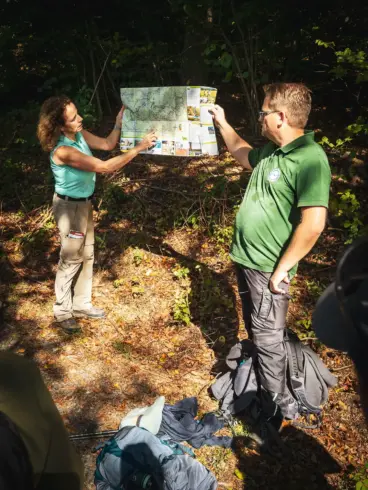 Karin Hünerfauth von RLP Tourismus  und Christoph Eul vom Geopark Westerwald-Lahn-Taunus geben einen ersten Überblick über den Druidensteig